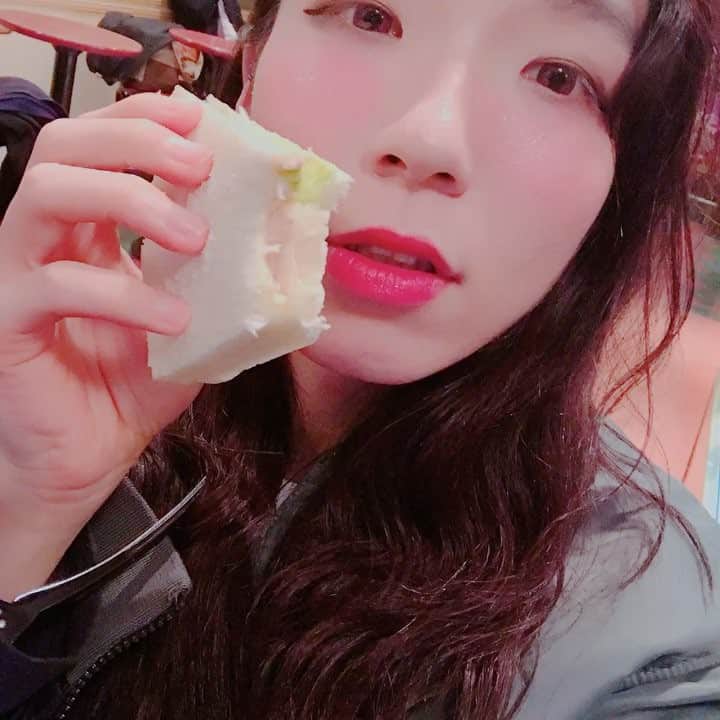 ぺいにゃむにゃむ【二丁目の魁カミングアウト】のインスタグラム：「濃くて濃ゆくて濃い霜月11月でした。師走12月も思い出沢山作って駆け抜けようね。 もうちょいでぺいの1番好きな12月がはじまるぜよ。  ハムとキャベツのパン挟みをドーンな動画っす✋」