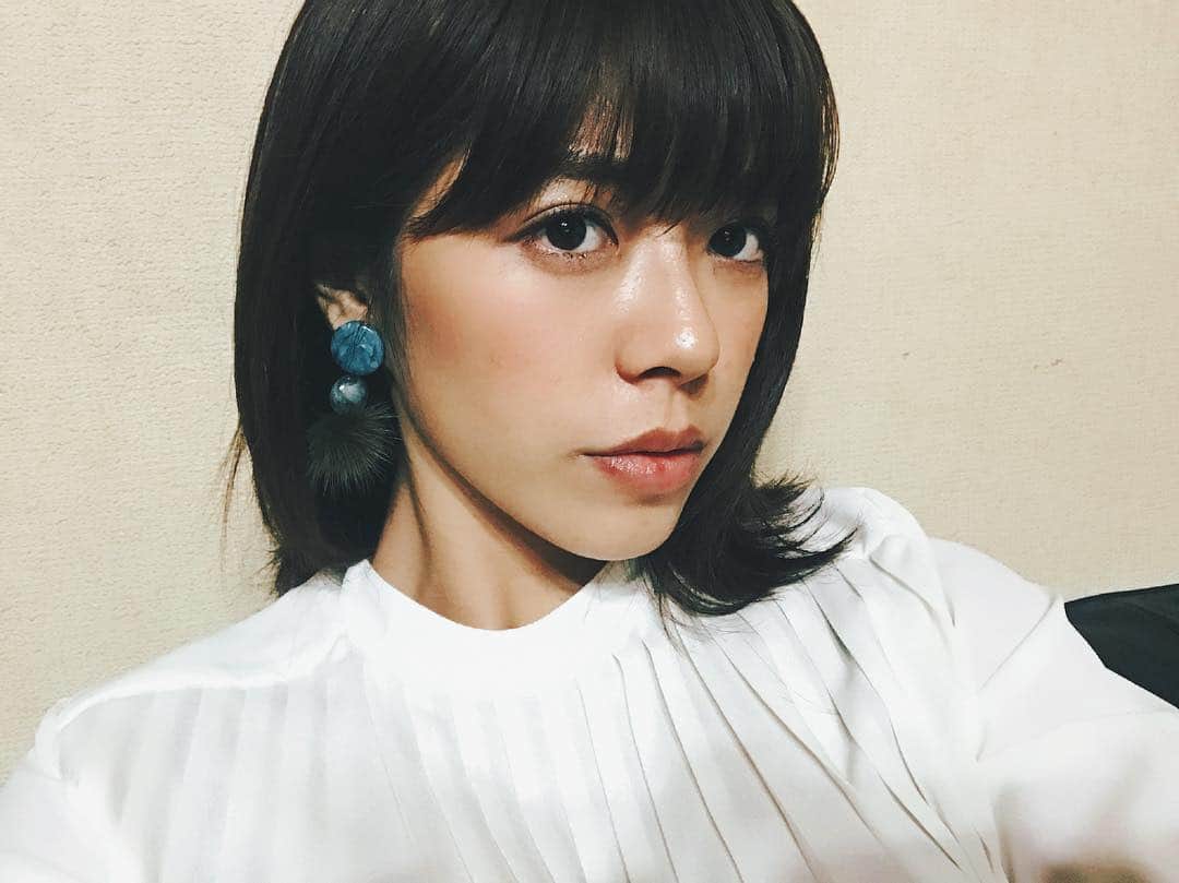 わちみなみのインスタグラム：「イヤリングとシャツ👚 最近イヤリングにはまっている。 . #イヤリング #シャツ #プリーツ #わちみなみ #studious #shirt #earrings」