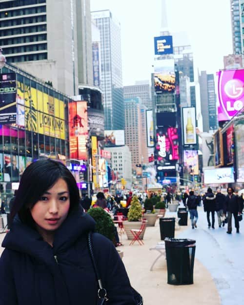 松下美保のインスタグラム：「． もう何年行ってないかな、、 また行きたいなー🗽💭 ． #刺激的な街 #ニューヨーク #タイムズスクエア #冬 #nyc #newyork #timessquare #followme」
