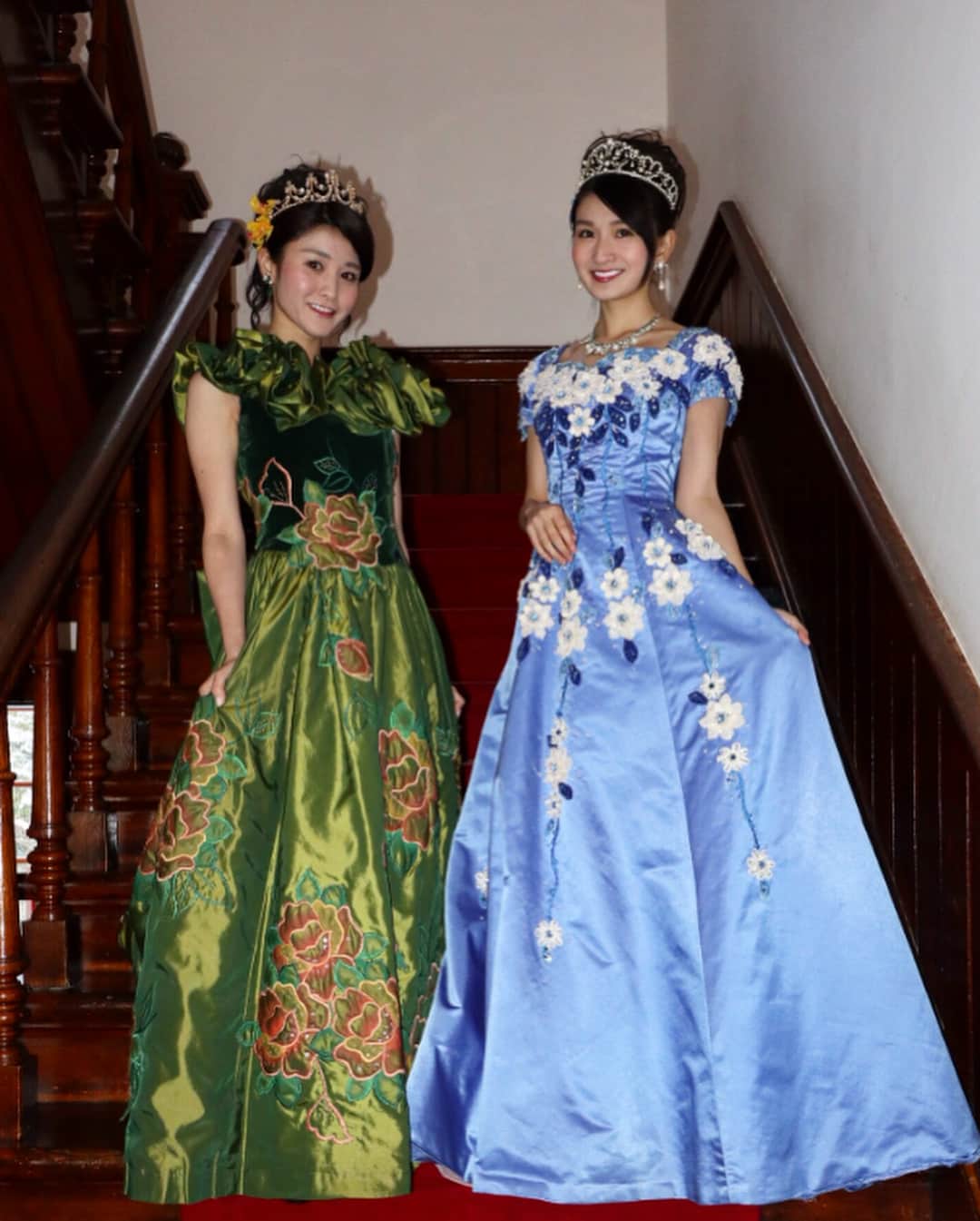 まあみさんのインスタグラム写真 - (まあみInstagram)「💙北海道まーちー旅①💚 スワイプ☞.... 今年初雪国～❄⛄❄ 初日は#函館 にある、 #旧函館区公会堂 へ🚗💨 古き良き時代の面影を#ゴージャス な#ドレス を着て#記念撮影 出来るんだよお😍💓👗 ✿ たーーくさんドレスがある中、大好きな#シンデレラ #衣装 をチョイス😂💙 #disney #princess で一番シンデレラが大好きだから一目惚れ😍💓👸👑 なんとこの衣装年間人気ランキング第❷位みたい😂🤝💓嬉しい😍 ✿ ちたんは#アナ 💚👸👑超可愛いし似合ってる😍✨ ✿ 次機会があったら第❶位の【赤.黒フリル】をチョイスしてみよ😋🙏 #ハイカラ衣装館 #レトロ #初日から楽しすぎ #まーちー #まち旅 ②へ続く...☺🙌❤」12月1日 0時39分 - maami_1125