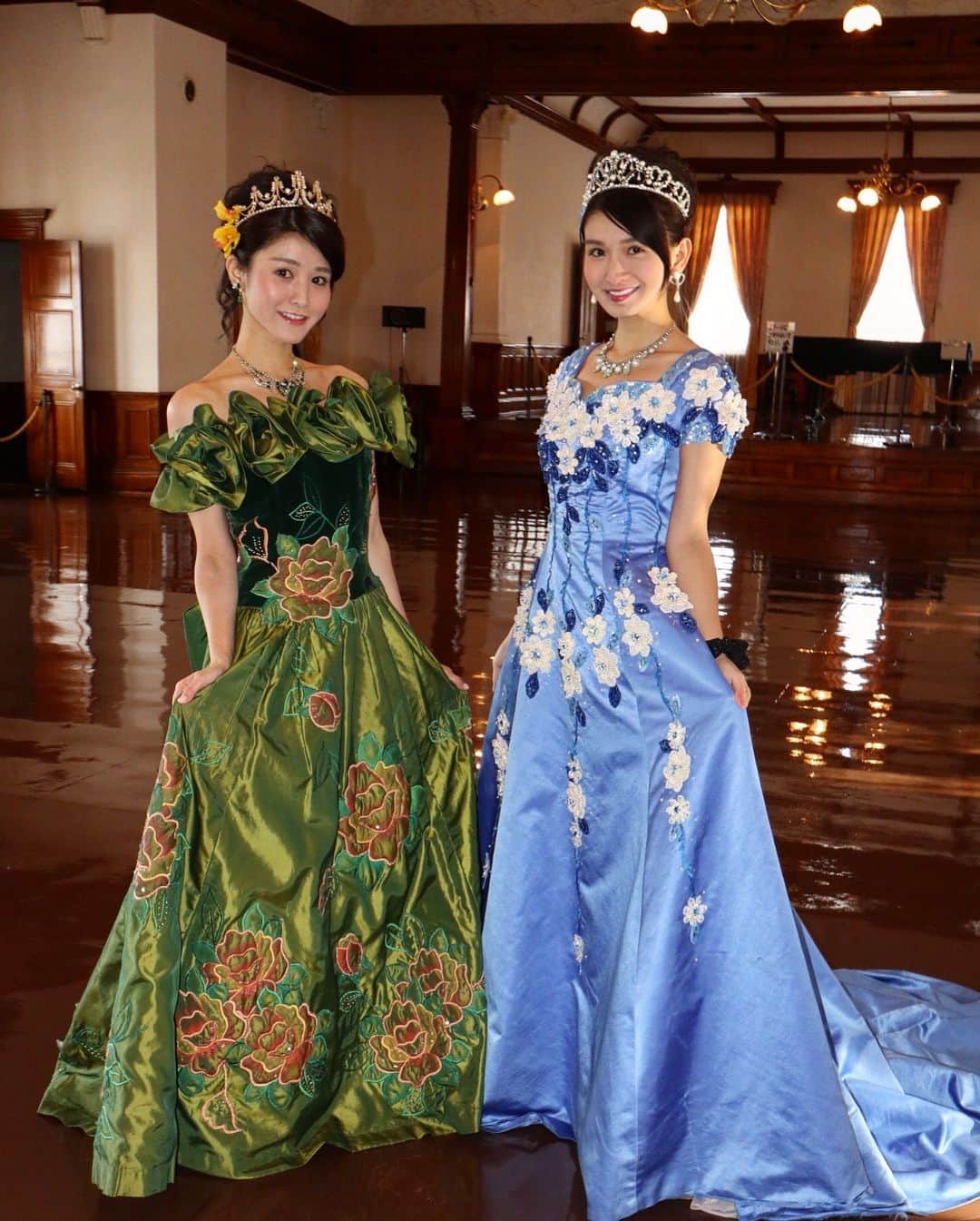 まあみさんのインスタグラム写真 - (まあみInstagram)「💙北海道まーちー旅①💚 スワイプ☞.... 今年初雪国～❄⛄❄ 初日は#函館 にある、 #旧函館区公会堂 へ🚗💨 古き良き時代の面影を#ゴージャス な#ドレス を着て#記念撮影 出来るんだよお😍💓👗 ✿ たーーくさんドレスがある中、大好きな#シンデレラ #衣装 をチョイス😂💙 #disney #princess で一番シンデレラが大好きだから一目惚れ😍💓👸👑 なんとこの衣装年間人気ランキング第❷位みたい😂🤝💓嬉しい😍 ✿ ちたんは#アナ 💚👸👑超可愛いし似合ってる😍✨ ✿ 次機会があったら第❶位の【赤.黒フリル】をチョイスしてみよ😋🙏 #ハイカラ衣装館 #レトロ #初日から楽しすぎ #まーちー #まち旅 ②へ続く...☺🙌❤」12月1日 0時39分 - maami_1125