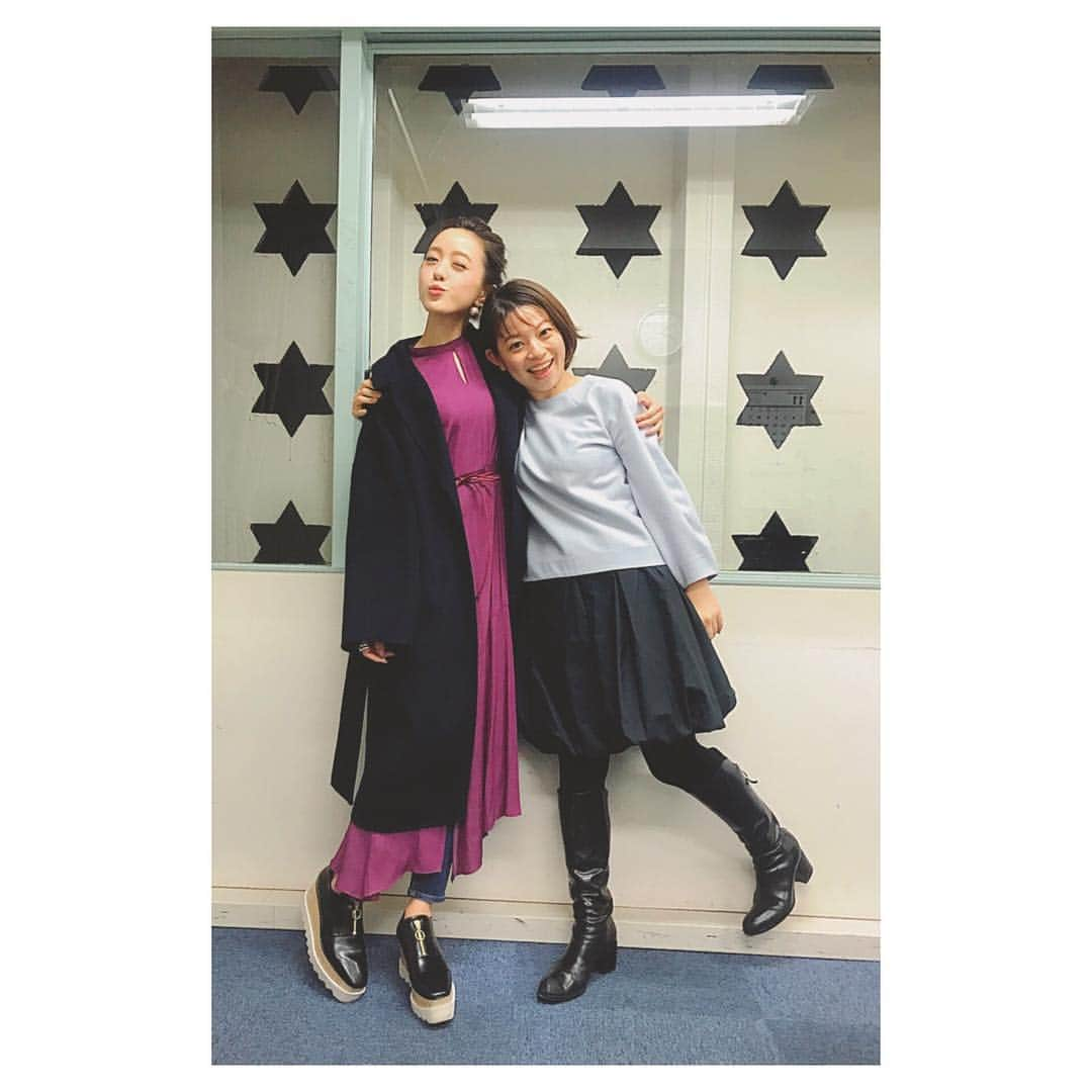 古谷有美さんのインスタグラム写真 - (古谷有美Instagram)「💪 入社からずっと支えてもらっている 自慢の優しい同期。 ウインクができてなくても 仕事がうまくいかなくても いつも長所を見つけてくれます ・ ・ #すみません嘘です #大先輩です #こんなかわいい顔して #肝っ玉母ちゃん兼プロデューサー #かっこいい女性が沢山います #💪 #上田晋也のサタデージャーナル」12月1日 0時30分 - yuumifuruya