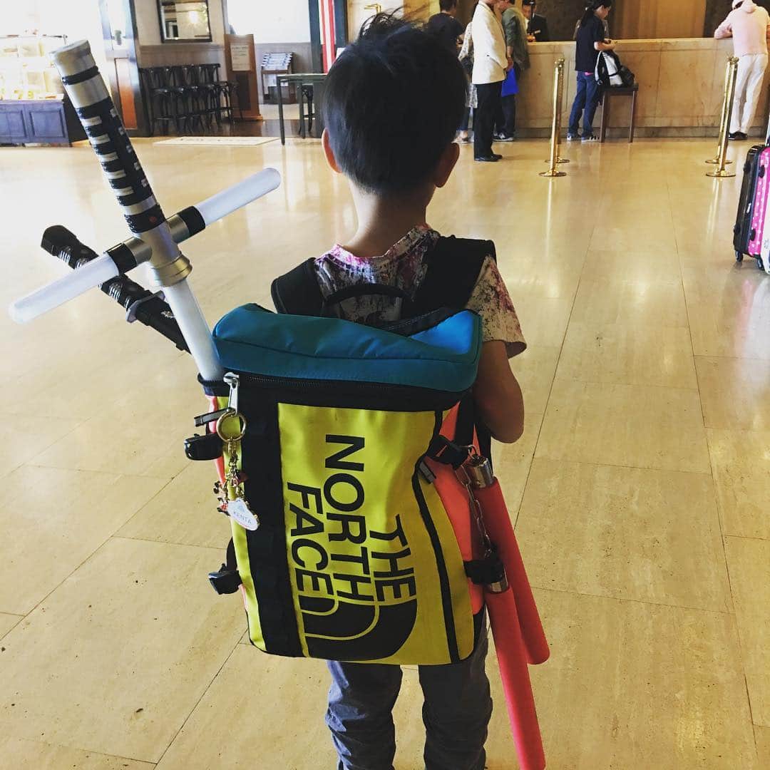 のインスタグラム：「#息子 #大きくなってきた #うしろ姿好き #武器好きねぇ」