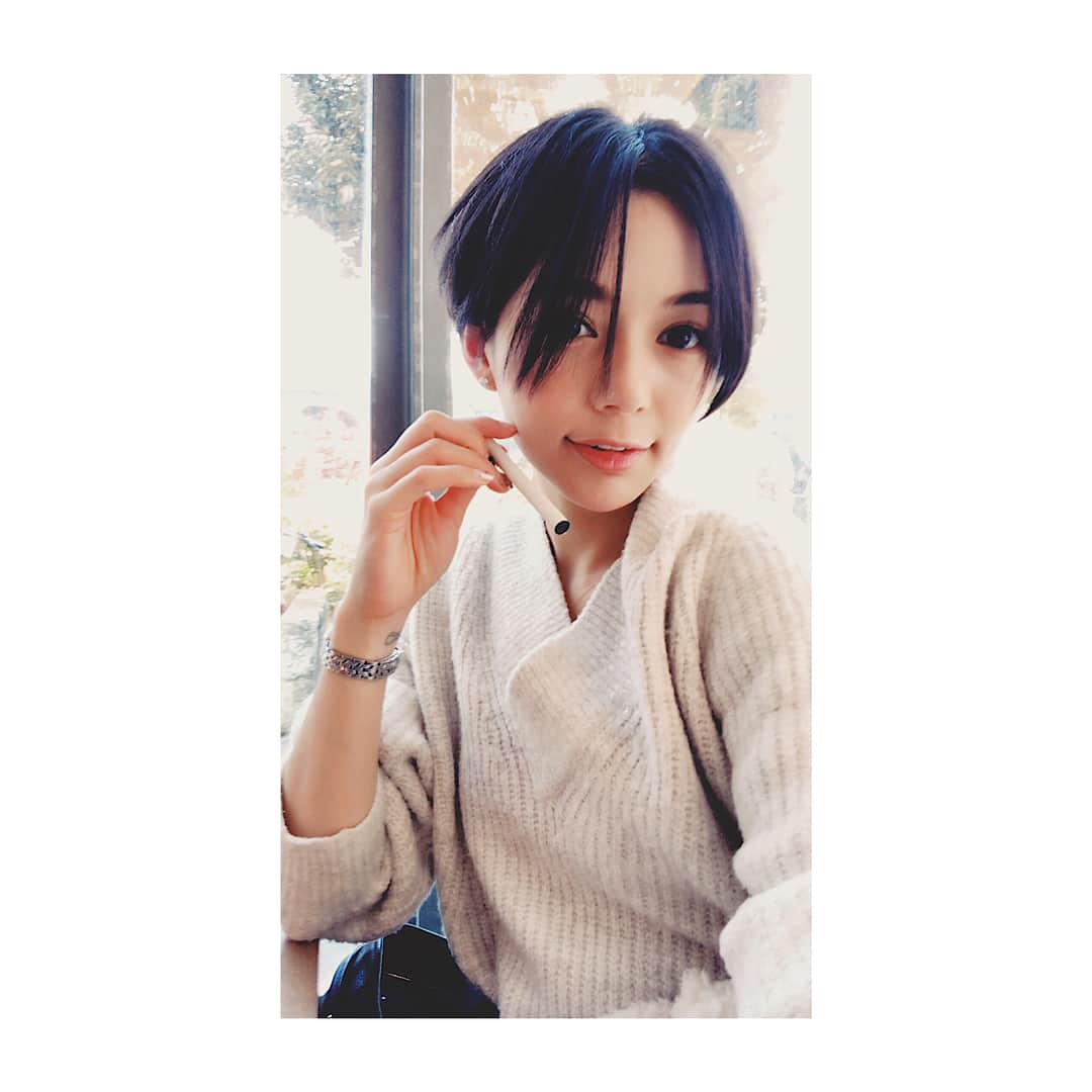 Rioのインスタグラム：「・ ・やっほーい💓 ・ ・冬の朝は大好きだなあ〜🍁✨🍂🦔 ・ ・今朝ゎブラックコーヒーか ・キャラメルマキアートか悩み中な私🧐 ・ ・小さい頃からRioさんの中で ・憧れていたのが ・ ・ ①眼鏡をかける ・ ②タバコをすう ・ ③車を運転する ・ ・運転免許はGETしたものの ・目は悪くないし、タバコも嫌いで。。。 ・正直嫌いなタバコをトライした事も ・ありましたが笑💧 ・やはり全く身につかず🤣 ・ ・ ・VITAFULっていう ・電子タバコがあるのは知っていて ・見かけたこともあったけど ・手に取るには至らず。。。 ・ ・まさか 大好きなバニラ味？！が ・あるとゎ知らずに 昨日買ってみた🤩💓笑 ・ ・ ・やばいー笑 ・電子タバコって言われているけど ・もはやこれゎリフレッシュできる ・スティックフレーバー✨ ・Rioさん 異常なほど バニラ系フレーバーが ・大好きでして🍦✨♥️笑 ・ ・ビタフルのバニラフレーバーは ・しつこい甘さぢゃなかったから ・Rioさんの中でリピ買い決定😂笑 ・ ・天然成分だし しっかり調べたけど ・ニコチンもタールも入っていないし✨ ・ ・ふぅ〜🌬🌬🌬っとして ・リフレッシュしながら今日も ・頑張りますっ🌈✨ ・ ・  @vitaful_jp  #rio#japan#model#girl#VITAFUL#vitaful#ビタフル#made in japan##電子タバコ#未経験の新しいものを買うときってワクワク💓#ミントフレーバーとかもたくさんあったよー！#happy#vanilla#vanilla taste#love#吸うのヘタっぴ笑」