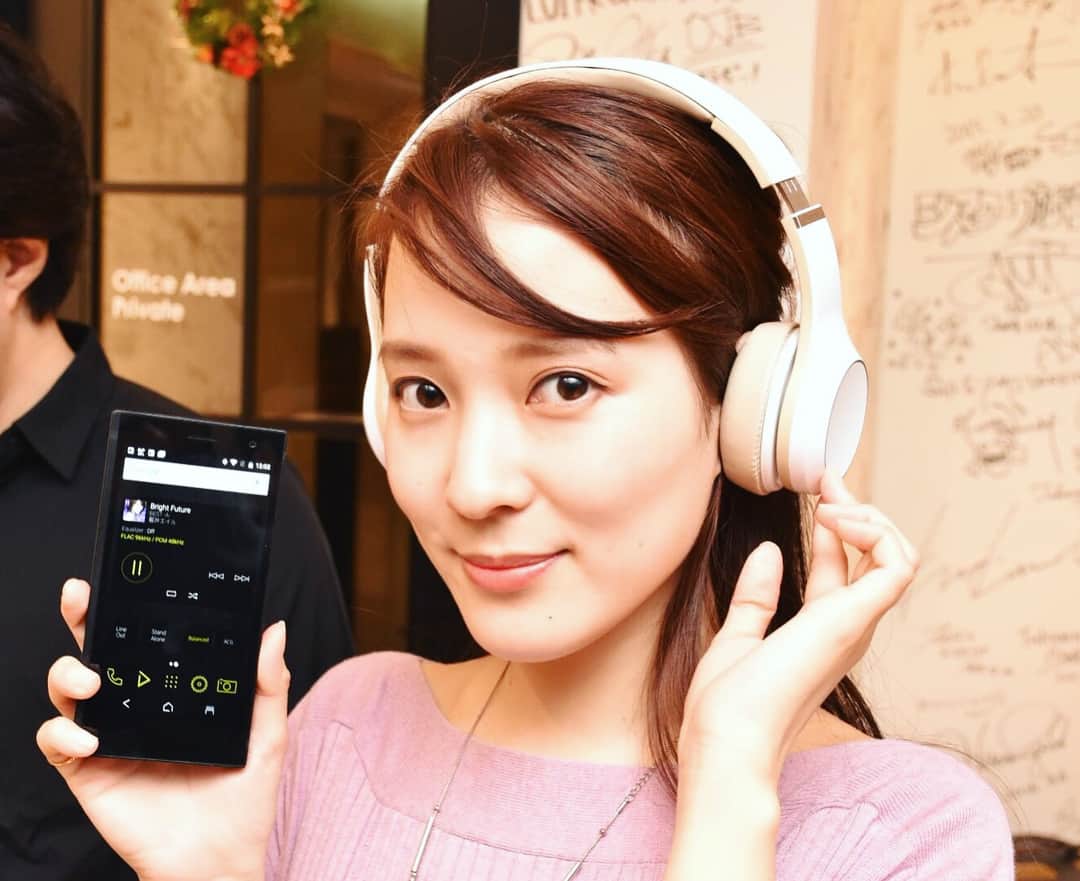 のインスタグラム：「同じくONKYO(オンキョー)のヘッドフォンで、スマホにメールやラインが届くと、音楽を聴いてる最中でも音声で読み上げてくれる製品が可愛かった☺️❤️✨ツイッターとか色々なアプリとも連動できるみたい、忙しいひとにはぴったり〜🙆 ・ #talent #actress #model #kurashiru #48group #tokyo #家電 #流行り #雑貨 #家事 #シンプル #主婦 #主婦の勉強垢 #大人の勉強垢 #美容 #家電女優 #リラックス #東京 #奈津子 #丁寧な暮らし#暮らし #上質 #女優 #タレント #シンプルライフ #ヘッドフォン #ヘッドフォン女子 #音楽 #オンキョー」
