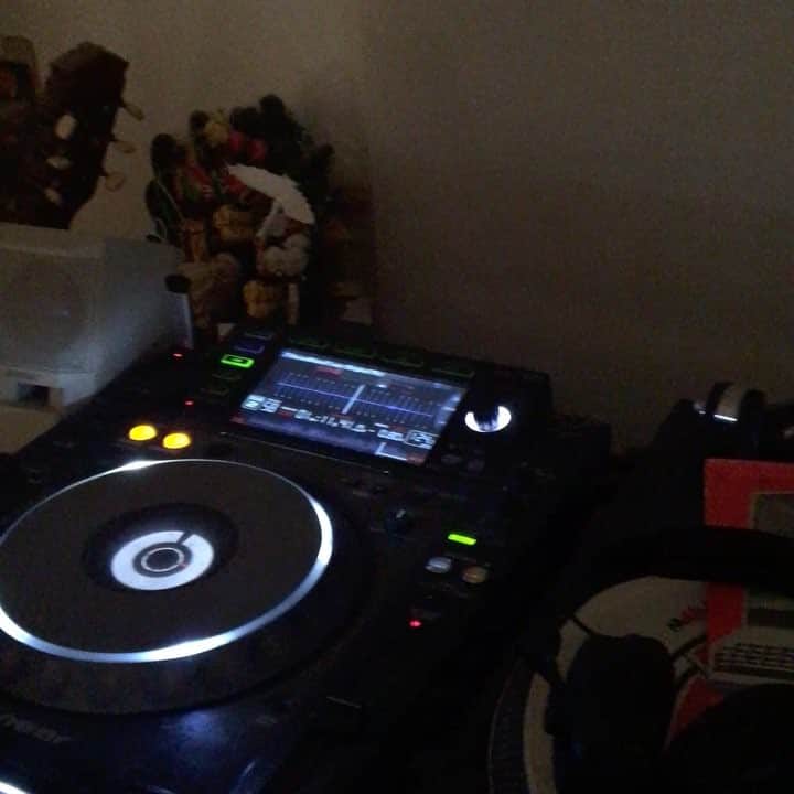 SHIGEOのインスタグラム：「本日はpioneerの新しいサンプラーDJS-1000のデモンストレーションライブをFake Eyes Productionでやらせていただきました。＊映像はリハーサル風景」