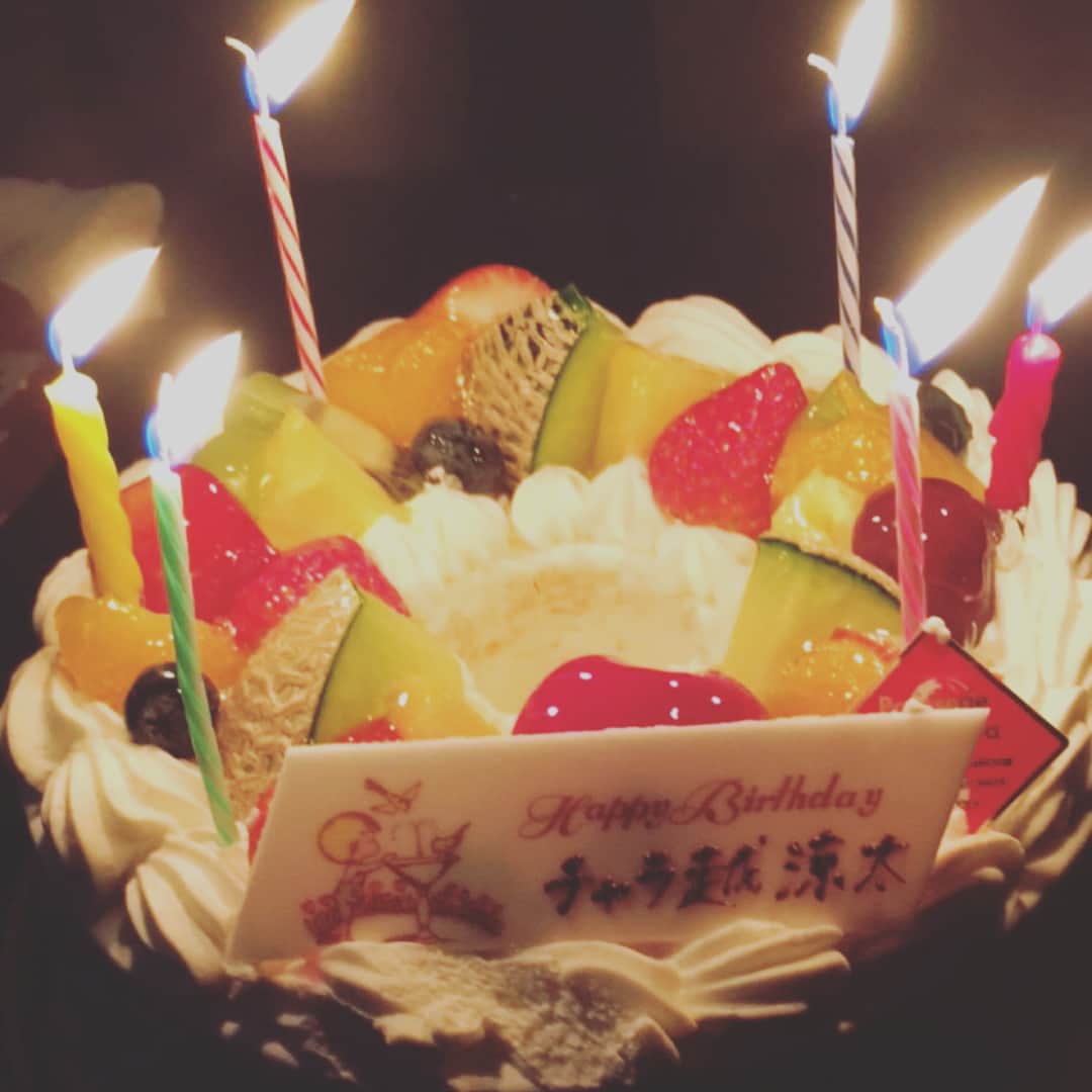 船越涼太のインスタグラム：「ありがとう。まさか過ぎて嬉し過ぎたよ。 #ケーキ#悪意しかない#でも憎めない#みんな24歳#同級生会#ありがとう#君たち最高」