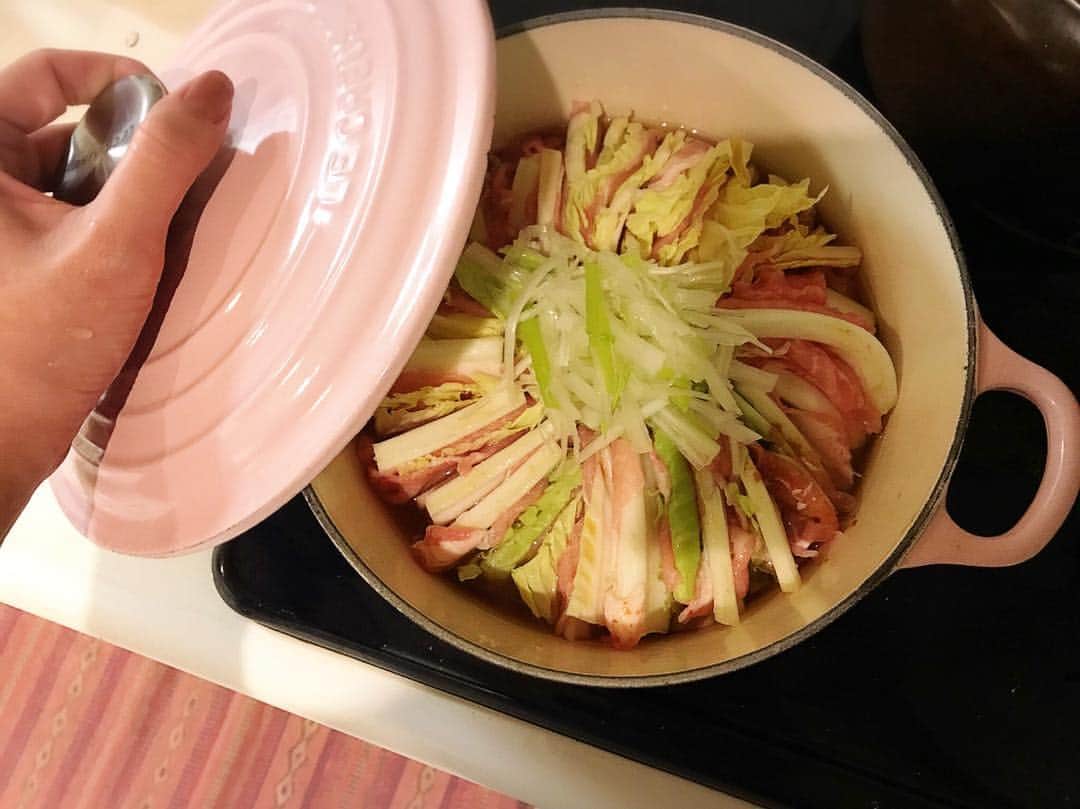 中林美和さんのインスタグラム写真 - (中林美和Instagram)「簡単で美味しい白菜と豚肉の #ミルフィーユ鍋 。 お気に入りの #ルクルーゼ は保温性が高いのでこのままテーブルに出しても冷めずに美味しくいただけます。お料理によって、土鍋とル・クルーゼの使い分けをしてるよ！お鍋は温まるから大好き！！ 気がついたら #ronherman で数年前に買ったラグとピンクコーディネート！💗 . #美和ママごはん #mykitchen  #キッチン #lovepink  @lecreusetjapon  @ronhermanstore」11月30日 17時37分 - miwanakabayashi
