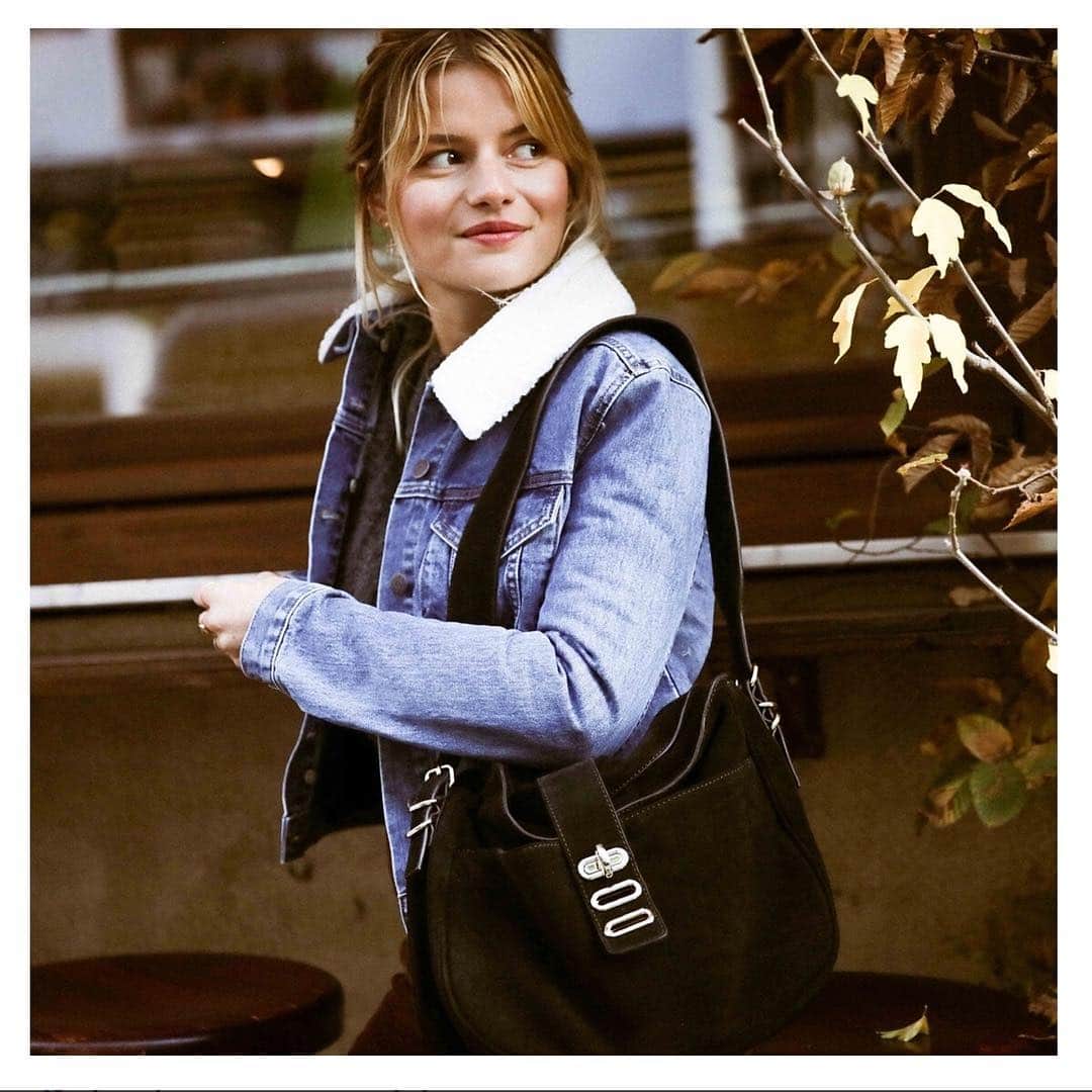 ティラマーチさんのインスタグラム写真 - (ティラマーチInstagram)「"Parisian elegance is a mix of sophistication and effortlessness" @sabinasocol chats with us about her parisian life and unveils her Manon Hobo's essentials. Read the full interview, link in bio! 📸 @alexandrachalaud  #SabinaSocol #TilaMarch #Tilamag #Danslesacdesparisiennes #Inaparisianbag #parisienne #tiladaily #oot #essentials #effortless #chic」11月30日 21時01分 - tilamarch