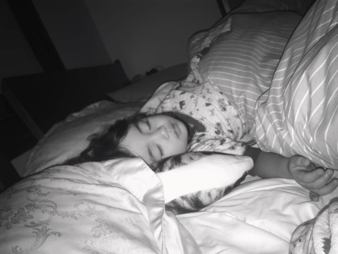 菊井亜希さんのインスタグラム写真 - (菊井亜希Instagram)「子供の寝顔見てると、また頑張ろって思えるんだよね😌  静寂が愛を育てる🌱  いい夢みてね💭おやすみ」11月30日 22時57分 - bollywoood