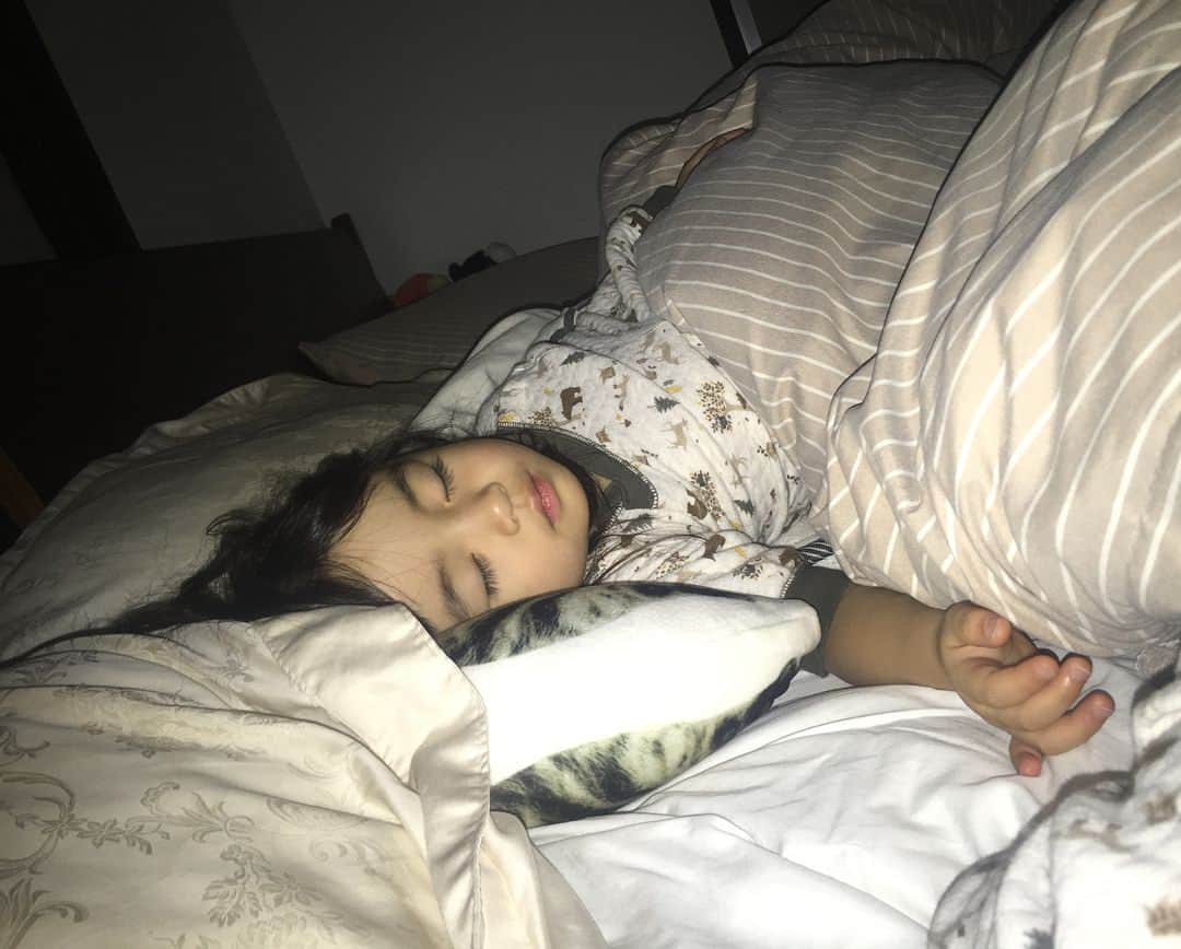 菊井亜希のインスタグラム：「子供の寝顔見てると、また頑張ろって思えるんだよね😌  静寂が愛を育てる🌱  いい夢みてね💭おやすみ」