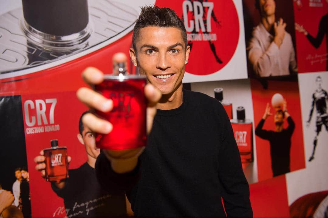 クリスティアーノ・ロナウドさんのインスタグラム写真 - (クリスティアーノ・ロナウドInstagram)「#ThrowbackThursday to my launch event in Madrid! #CR7Fragrance 🙌🏻」12月1日 2時47分 - cristiano