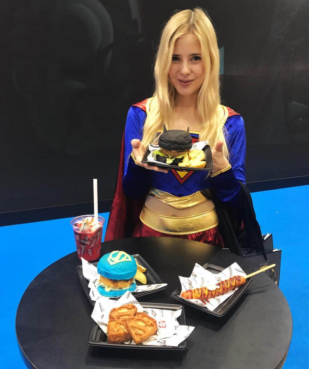 Tokyo Comic Con Tokyo Comic Con Official Account!のインスタグラム：「会場内のDCカフェ。 ぜひ可愛いハンバーガーを食べてみてください🍔💕」