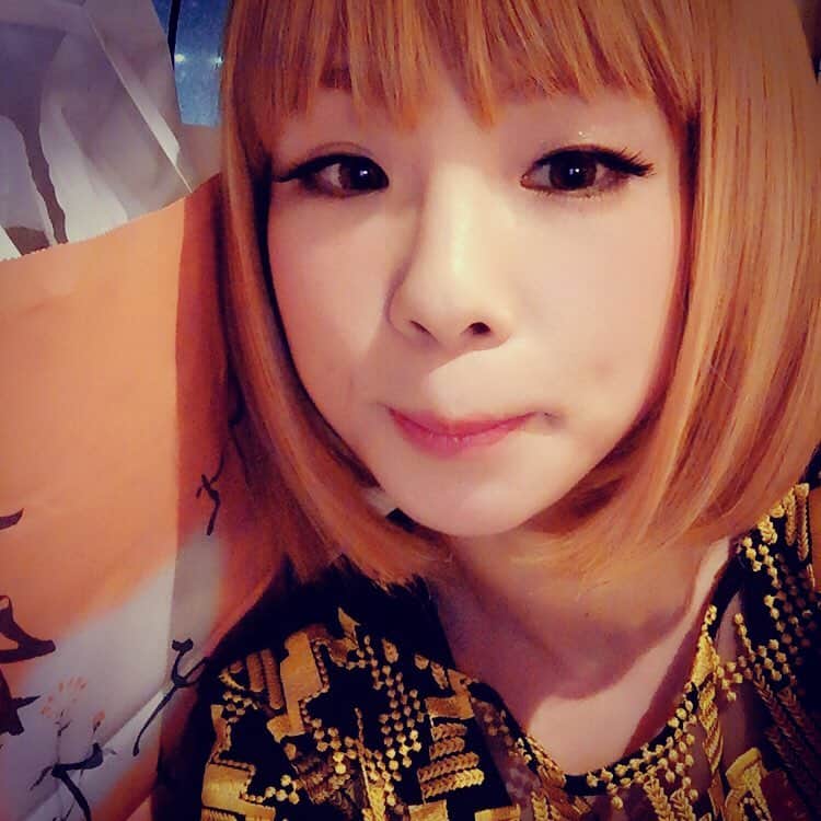 こしじまとしこのインスタグラム：「金沢着くなりたくさんお土産を買い込んだ。 ふっふっふ😏 #OTONOKO #金沢 全部金沢駅のお土産売り場 #あんと で買える #柴舟小出  #加賀棒茶 大量に うら田の #さい川  #かいちん のXmasバージョン  #たろうのようかん チョコとピーナッツの #不室屋のお吸い物 は東京で買えるから買わないけど好き」