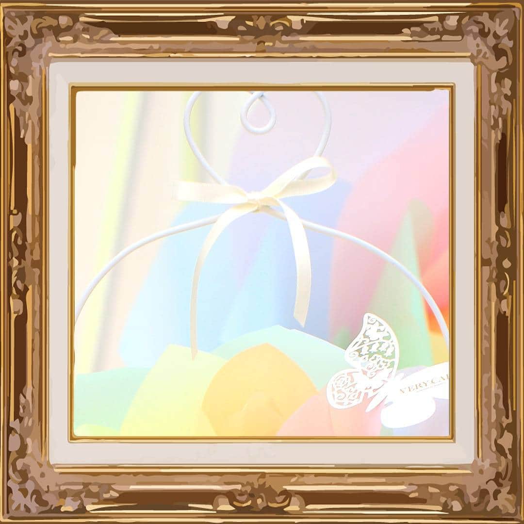 VERYCARD presented by humonyさんのインスタグラム写真 - (VERYCARD presented by humonyInstagram)「突然ですが・・・ .  近日、VERY CARDから新商品が発売します！！ .  #少しだけ公開　#まだヒミツ #左にスワイプ . . . #VERYCARD #電報 #telegram#お祝い #贈り物 #素敵な贈り物 #プレゼント #ギフト #メッセージカード #present #gift #messagecard #花のある暮らし #花のある生活 #花好きな人と繋がりたい #花が好きな人と繋がりたい #暮らしに花を#ティザー#フラワーギフト」12月1日 18時22分 - verycard_official