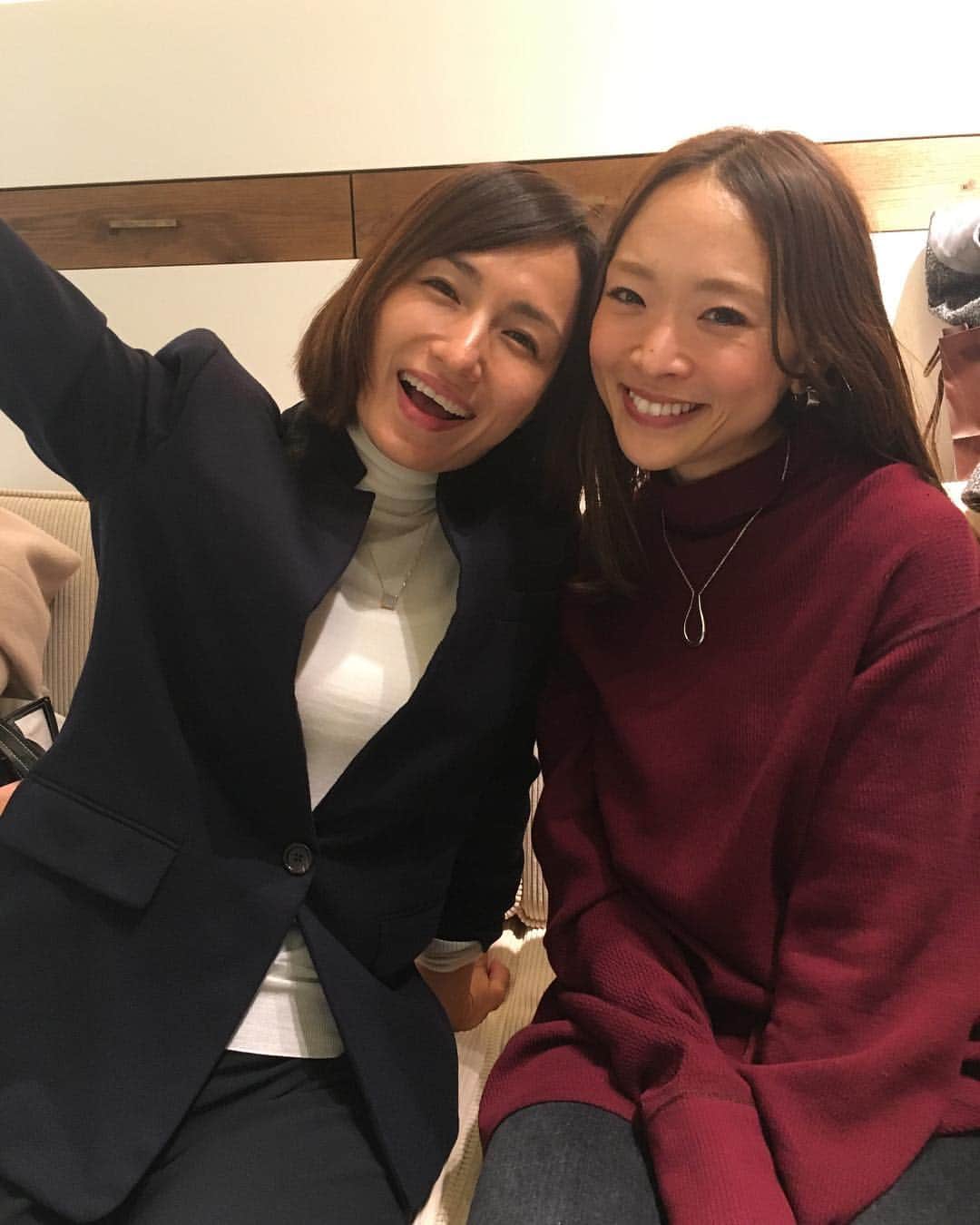 野尻美穂のインスタグラム：「久しぶりに会えたまゆみさん❤️ 気さくで優しくて綺麗で本当に最高に好き💕 @enasolunapr の展示会でこのホースシューのネックレスをオーダーしたよ😙 #enasoluna #同じ誕生日🐶」