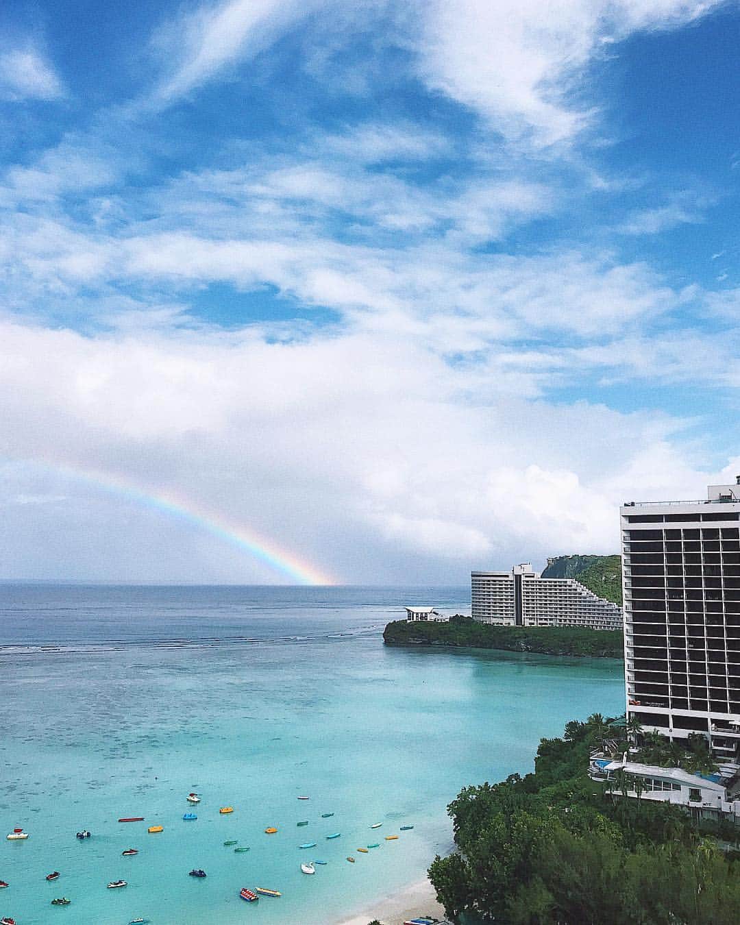 猪鼻ちひろのインスタグラム：「晴れたよ虹だよ in GUAM🌈 もはや勝手に観光大使気分の何度目かのグアムですが、今回は初の @aoyagifumiko ベイビーと過ごすグアムで、また違った楽しみ方が出来ている気がします(正直ただのメロメロおばさん🤔) 飛行機の移動時間、時差が1時間で南国に来られるetc... やっぱり過ごしやすさ抜群だなぁ👶🏻💭 #ちひろトリップ #ちひろtripグアム #ブログも更新したよ！#虹 #グアム #shopguam2017#guam #instaguam_mega #rainbow」