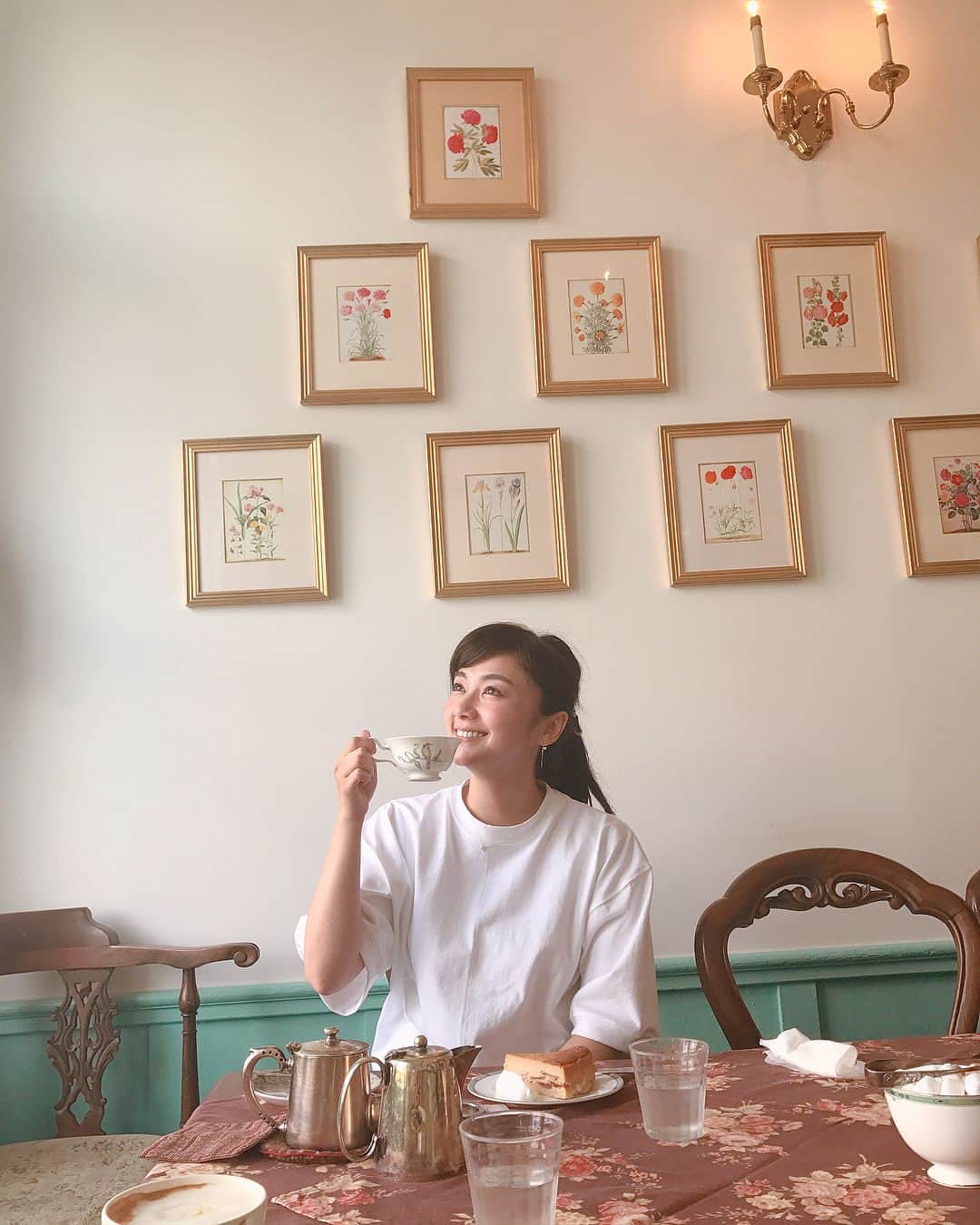 今井成美のインスタグラム：「地元のお友達が、大阪に遊びに来ていた時の思い出💕  北浜レトロ、店内も外観も可愛すぎ😍💕 大阪城行ったり、お好み焼き食べたり🍴あと暇つぶしに裁判傍聴にも行った🤣  そして、祇園花月の舞台も観に来てくれたの😘😘」
