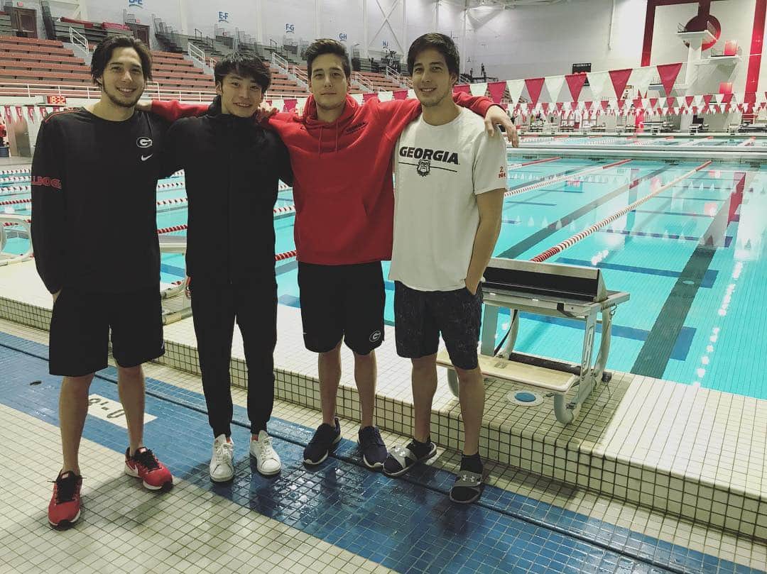 のインスタグラム：「It’s been a pleasure swimming with Dawgs!! I miss you guys already! Thanks a lot🙏 love UGA🐶  ジョージア大学で少しだけ練習させて頂きました🙏 久しぶりに3つ子達に会えて嬉しかった！ しばらく会えないのは寂しいな…そう思える友達がいることは嬉しいことです。  アメリカ来ると身長縮んでるんじゃないかと感じる(178cm)なのに  #dawgs #athens」