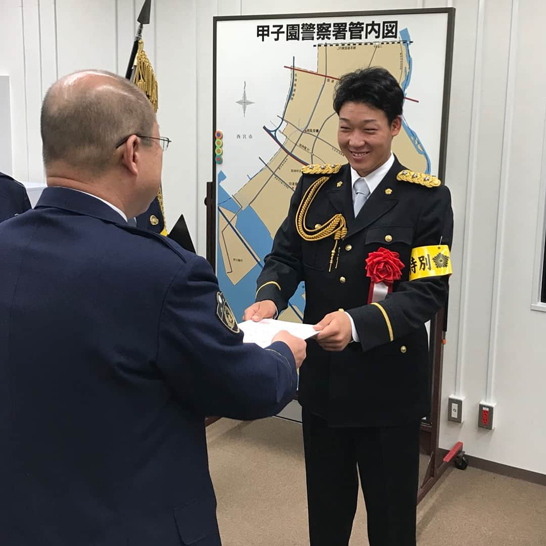 阪神タイガースさんのインスタグラム写真 - (阪神タイガースInstagram)「今日、大山選手が甲子園警察署の一日警察署長を務めました！ #阪神タイガース #大山悠輔 選手 #甲子園警察署 #一日警察署長👮  #凛々しい姿✨ #笑顔で委嘱状を受け取り #DJポリス にも挑戦 #忙しくなる年末 #安心安全に過ごせますように」12月1日 13時21分 - hanshintigers_official