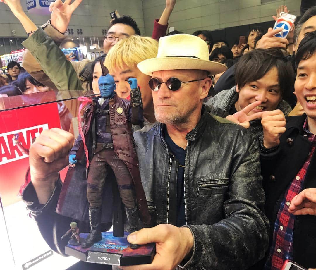 Tokyo Comic Con Tokyo Comic Con Official Account!のインスタグラム：「東京コミコン１日目、金曜日にもかかわらずすごい盛り上がりです♪  @michael_rooker さんが出展ブースにて、自身が演じたキャラクター、ヨンドゥのフィギュアを発見！自らファンに写真を撮ろうと声をかけていました💕 .  Michael Rooker taking selfie with his fans at @tokyocc.official 👍🏽」