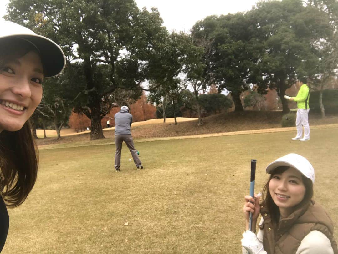 高橋麻美さんのインスタグラム写真 - (高橋麻美Instagram)「ゴルフ部⛳️ まーしゃる先生と生徒2人🏌️ 先生ゴルフ上手いのに誰よりも走って爽やかにプレーしてた😳 だからシュッとしてるのか😯  #golf #caster #baseball #bestscore」12月1日 14時33分 - charmy421