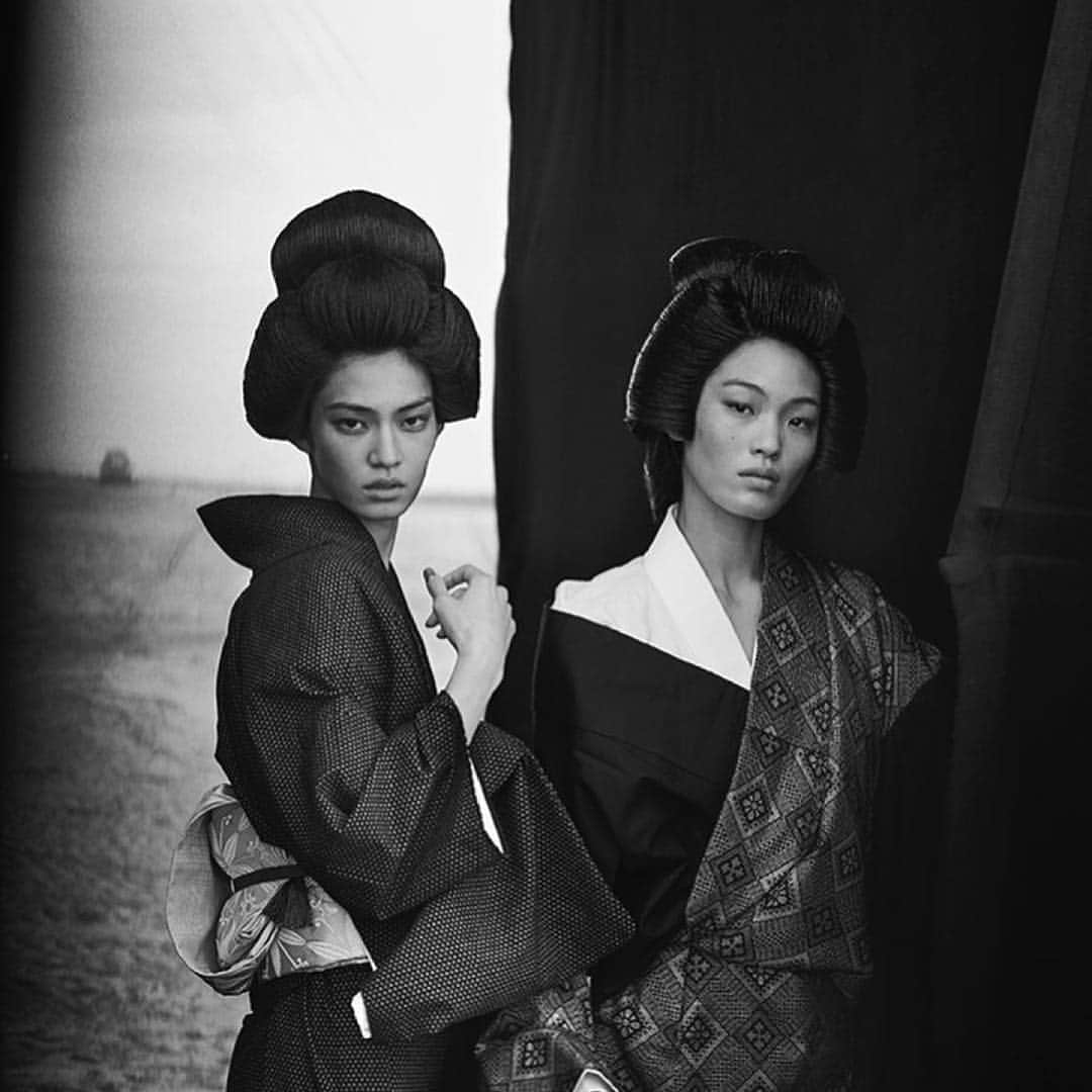 安珠さんのインスタグラム写真 - (安珠Instagram)「Repost from @therealpeterlindbergh @TopRankRepost #TopRankRepost We are pleased to take part in ‘KIMONO ROBOTO’, an exhibition of National Treasure Kimonos, opening December 1st, 2017 in Tokyo Concept by Bureau Betak #LindberghStories #VogueJapan #KimonoRoboto #Tokyo #2bmanagement #bureaubetak」12月1日 15時21分 - anjuphotographer