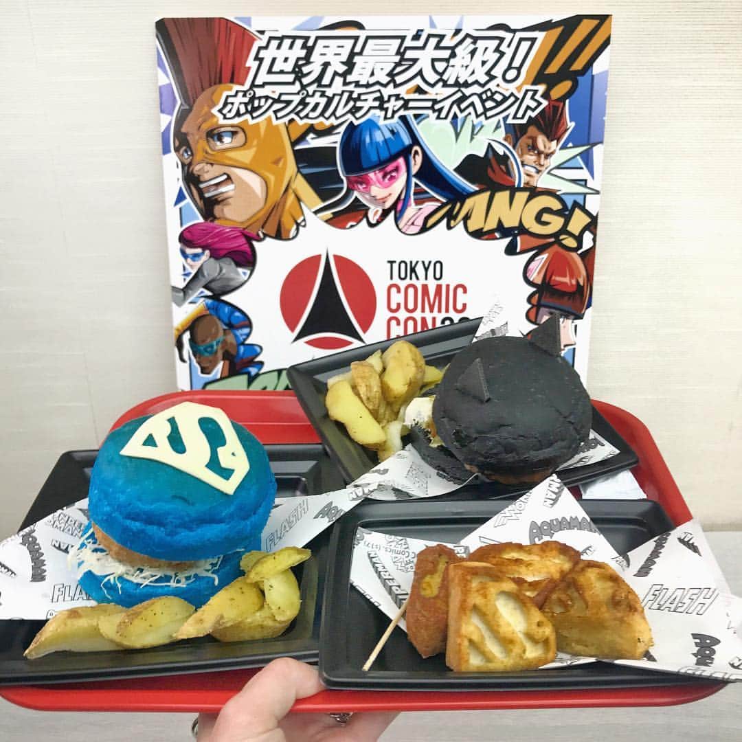 Tokyo Comic Con Tokyo Comic Con Official Account!のインスタグラム：「スーパーマンとバットマンのハンバーガー！ナゲットにもスーパーマンのマークが😍  このハンバーガーに行列が出来ているそうです👏🏽🍔 フォトジェニックな写真が撮れたら 写真をシェアしてね！♪」