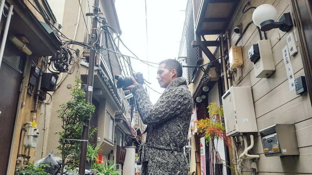 市原隼人さんのインスタグラム写真 - (市原隼人Instagram)「カメラを持って月島でお好み焼き。 “新たなドラマの情報解禁日です” ドラマ【明日の君がもっと好き】が1月よりスタート致します。 表面的にはﾗﾌﾞｽﾄｰﾘｰですが、それをくつがえす程の深い人間ドラマを鋭利な角度から表現し展開される物語となります。自分が演じる“亮”という役は、大衆演劇を営む家庭に生まれた、繊細な感性を持つが、言葉にする事が苦手な恋に冷めた男です。趣味はカメラとバイクと水彩画。愛車はkawasaki Z1…自分のを出しちゃいます。今は絵を描きながら台本と向き合っています。スピード感溢れる恋愛劇と人間ドラマをお楽しみください。また、現場からの写真も合わせてお楽しみ下さい♪…これは繊細であり詩を読むようなドラマであり本当に面白くなる予感がします。#ドラマ #土曜ナイトドラマ #明日の君がもっと好き #カメラ #バイク #水彩画 #kawasakiz #市原隼人 #hayatoichihara」12月1日 16時01分 - hayato_ichihara