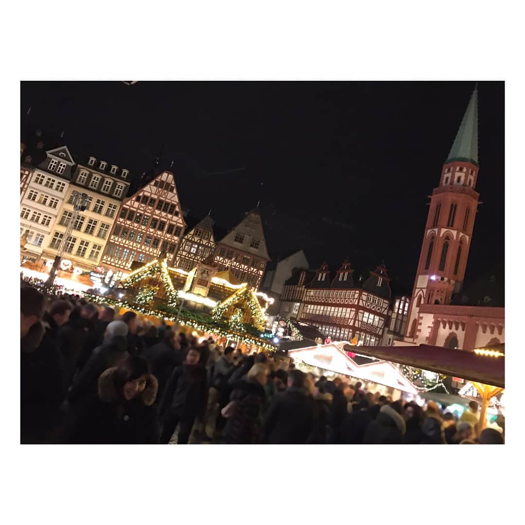 佐藤ありさのインスタグラム：「今日から12月！ 今年も残すところあと1ヶ月になりましたね。 ドイツはクリスマスマーケットが始まっています🎄✨ いつも必ず食べるnutellaのクレープ❤️ 去年はしーちゃんと一緒に食べたな〜😚」