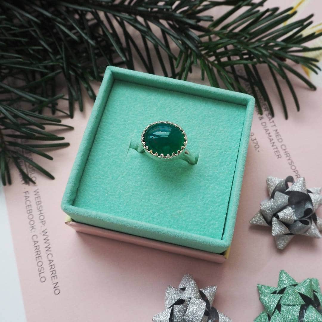 カレ ジュエリーさんのインスタグラム写真 - (カレ ジュエリーInstagram)「December is here! ✨ We would love to find this Gilded Marvels ring with green agate under our Christmas tree this year🎄👌 What are your Christmas wishes? #carrejewellery #christmaswish」12月1日 16時32分 - carrejewellery