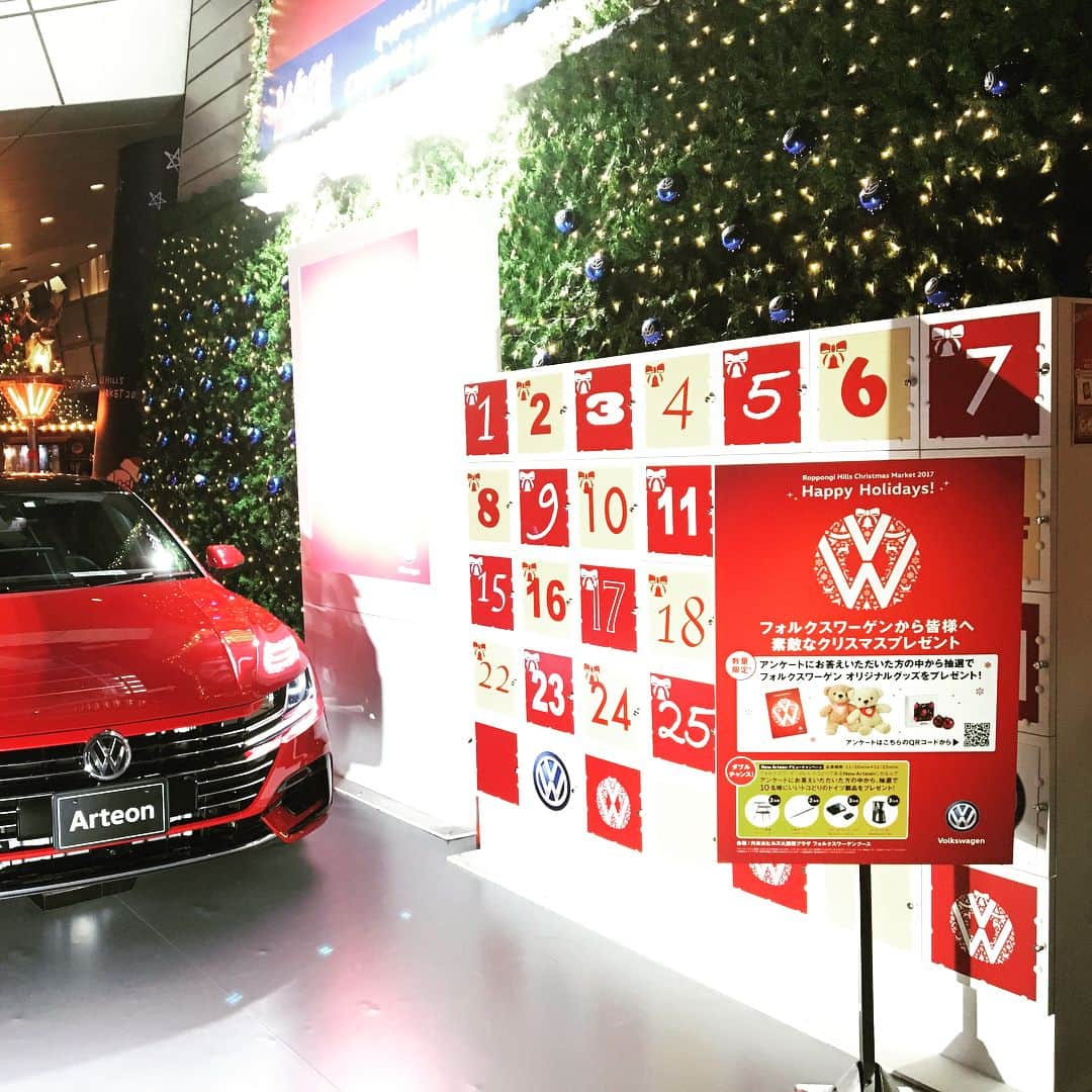 フォルクスワーゲンさんのインスタグラム写真 - (フォルクスワーゲンInstagram)「六本木ヒルズ・大屋根プラザでは、クリスマスマーケット開催中。イベントに協賛中のフォルクスワーゲンは、新モデルArteonを展示中です。その様子を紹介します。  #フォルクスワーゲン #VW #arteon #vwlife #クリスマス #クリスマスマーケット #六本木 #六本木ヒルズ #ワーゲン #instacar #赤い車 #volkswagen #car #大屋根プラザ  #vwlove #christmas #christmasmarket」12月1日 17時00分 - vw_japan