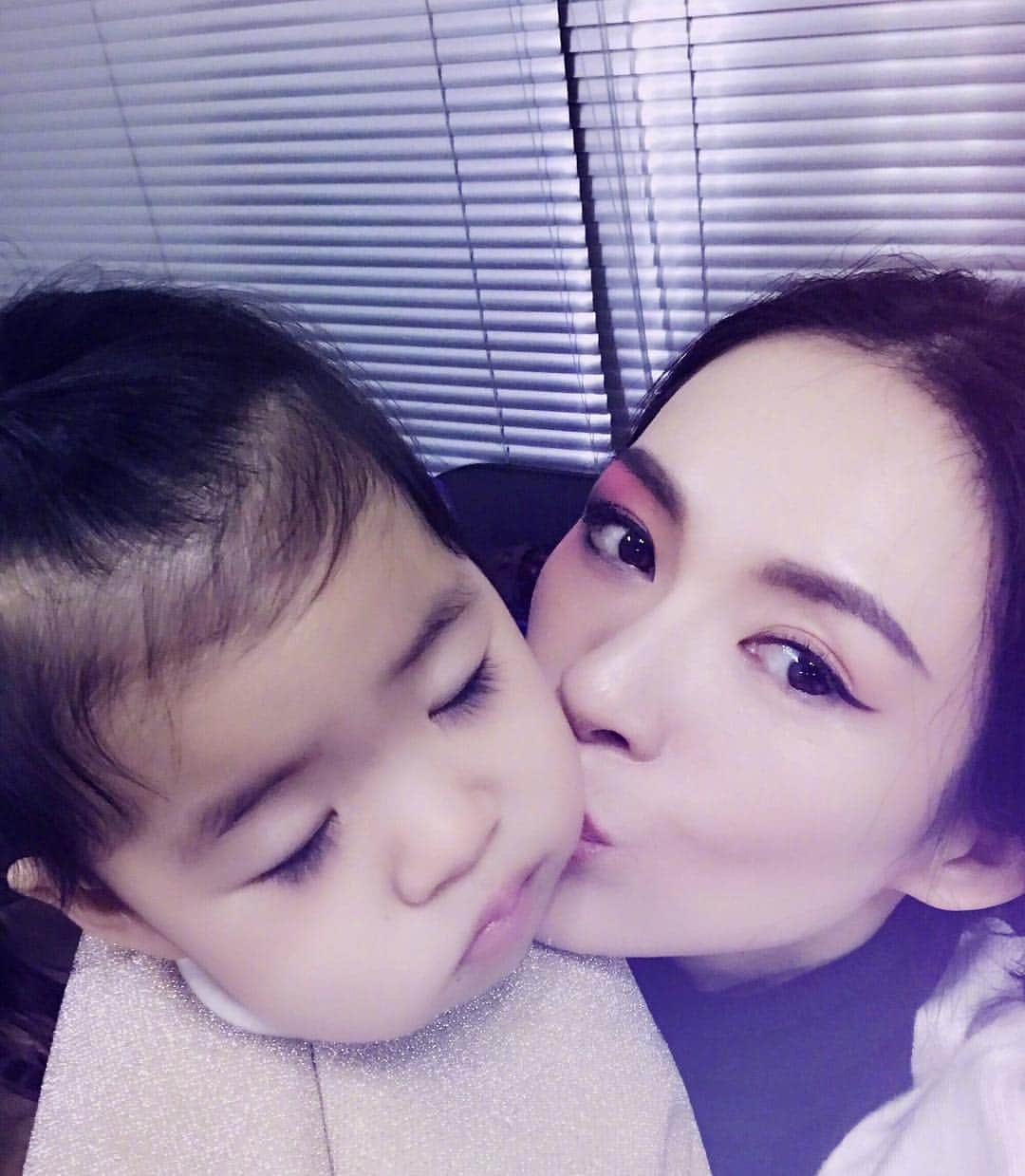 章子怡のインスタグラム：「Ziyi and her adorable daughter💕 #beautfiul #ziyizhang #ziyi #章子怡 #子怡 #beautiful」