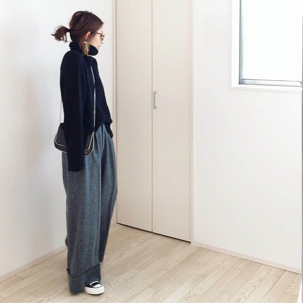 のインスタグラム：「* 12月になっちゃいましたね😵 @RIM.ARK 裾の折り返しが可愛いゆるパンツには まずはタートルネックを合わせたかった〜〜👾✨ . . WEARとブログも更新してます♡ . #RIMARK #リムアーク #2017AWRIMARK #RIMARK_PR *」