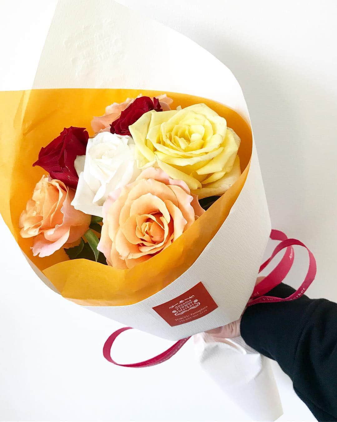 王子咲希(saki ouji)さんのインスタグラム写真 - (王子咲希(saki ouji)Instagram)「. 💐💐💐 . #rose#flower#red#yellow#white #happy#cute#flowergram#present#gift #december#start#llfestyle #薔薇#花束」12月1日 20時27分 - sakiouji