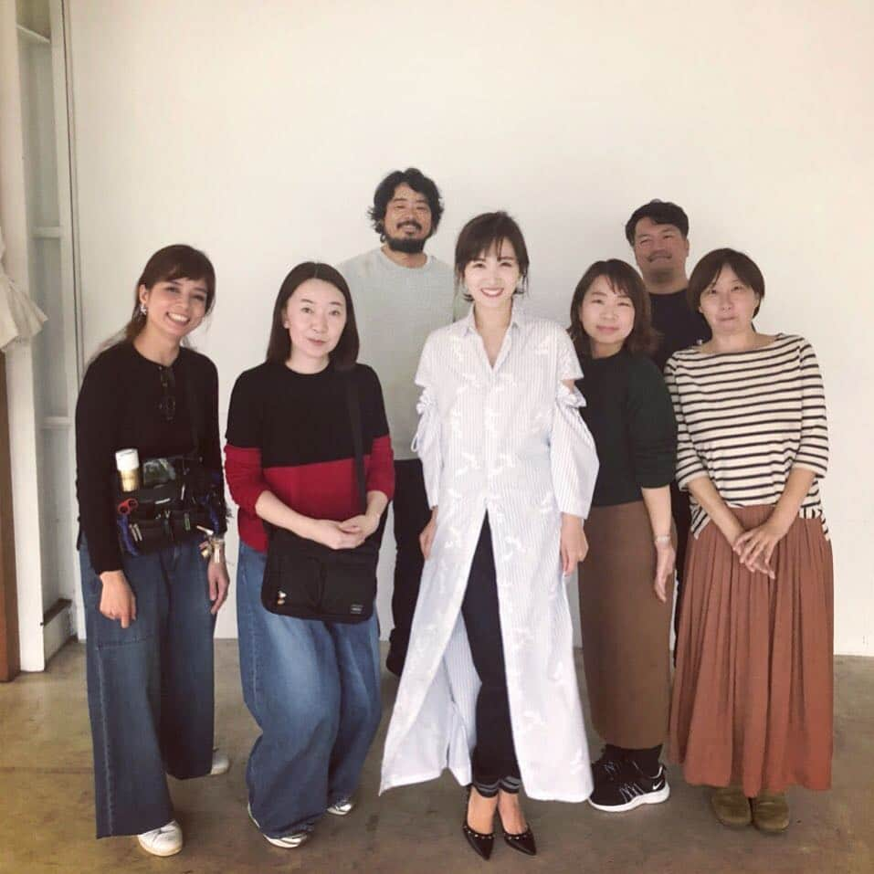 高島彩さんのインスタグラム写真 - (高島彩Instagram)「そして、本日はドマーニの撮影でした。もう春物なんですねぇ。  カメラマン #金谷章平 さん ライター #杉嶋未来 さん スタイリスト #杉山朱美 さん ヘアメイク #福山宏美 さん #Domani #永川大祐さん #Domani #山梨智子 さん #プロの力集結 #見たことのない自分が出現！ #勘違いしそうになります😁 #ありがたい時間でした #金谷さんに教わったばかり、シャツをフリフリ揺らしながら撮ってみました ＃それらしくなりますねぇ」12月1日 20時53分 - aya.takashima_official_2021