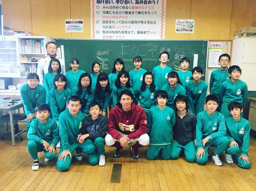 八百板卓丸のインスタグラム：「久しぶりの福島での学校訪問！ 御山小学校にお邪魔しました👍みんな元気で可愛かった！小学校時代を思い出しました😂 明日はシーズン報告会！！ #福島#ただいま#学校訪問#御山小学校#6年3組#みんなで給食#コッペパン#懐かしい味#おいしかった」