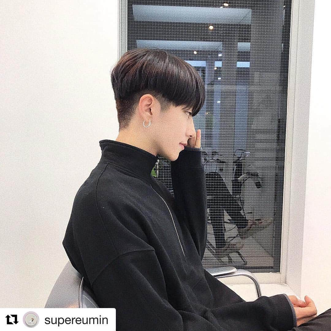 SUPERSTARSさんのインスタグラム写真 - (SUPERSTARSInstagram)「Hair stylist EUMIN🗼💯💇🏻‍♂️ @supereumin @superstars.hairsalon  #superstarstokyo  @98_shin_ くん newhair🖤 色落ちで黄ばまないように青系の紫をたっぷり注入してます！カットはがっつり刈り上げに重めの前髪が신くんスタイルっ😉 mens cut&color ¥11400~ #eu_mens_cut  #haircolor#haircut#shorthair#supereumin#superstars#daikanyama#tokyo#hairsalon#paris #巴黎#美发#日式短发#卷发#永久性烫发#日式专业理发店欢迎中国客户光临」12月1日 21時17分 - superstars.hairsalon