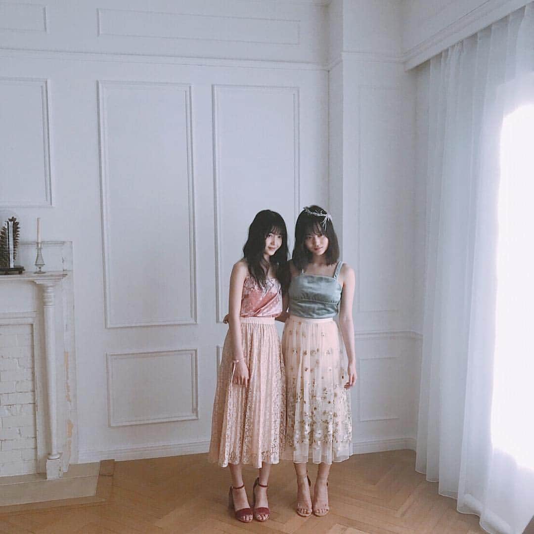 乃木坂46のインスタグラム：「今日のオフショットは#久保史緒里 さん&#山下美月 さんコンビ👭 双子のように息のあった2人でした📸  #N46MODE #乃木坂46 #久保史緒里  #山下美月」