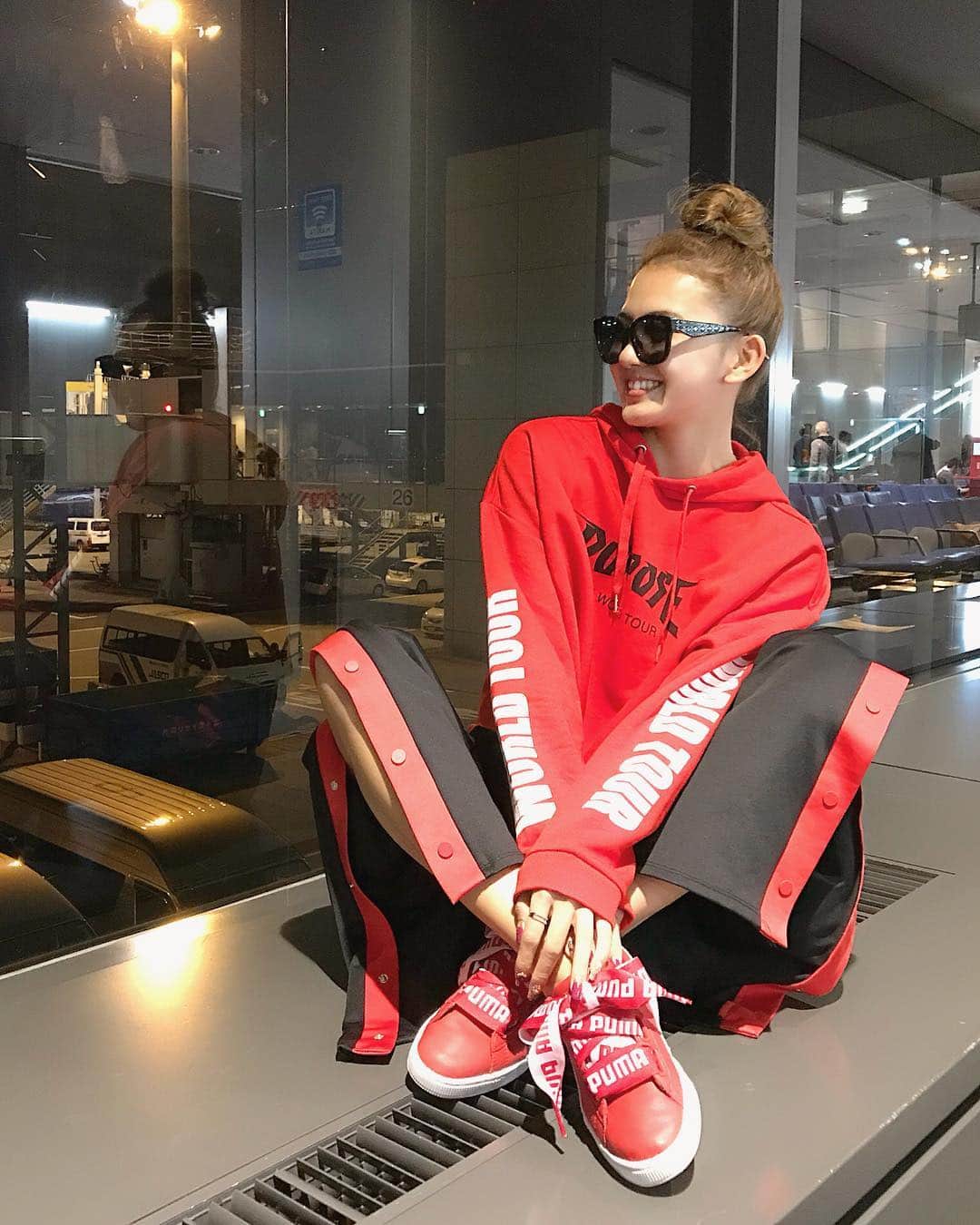 のインスタグラム：「最終便で行ってきますだ✈️🍒🍒🍒 まってろサマー😍☀️🌈 #trip #vacation #red #airport #holiday #happy #cjd_karen #ootd」
