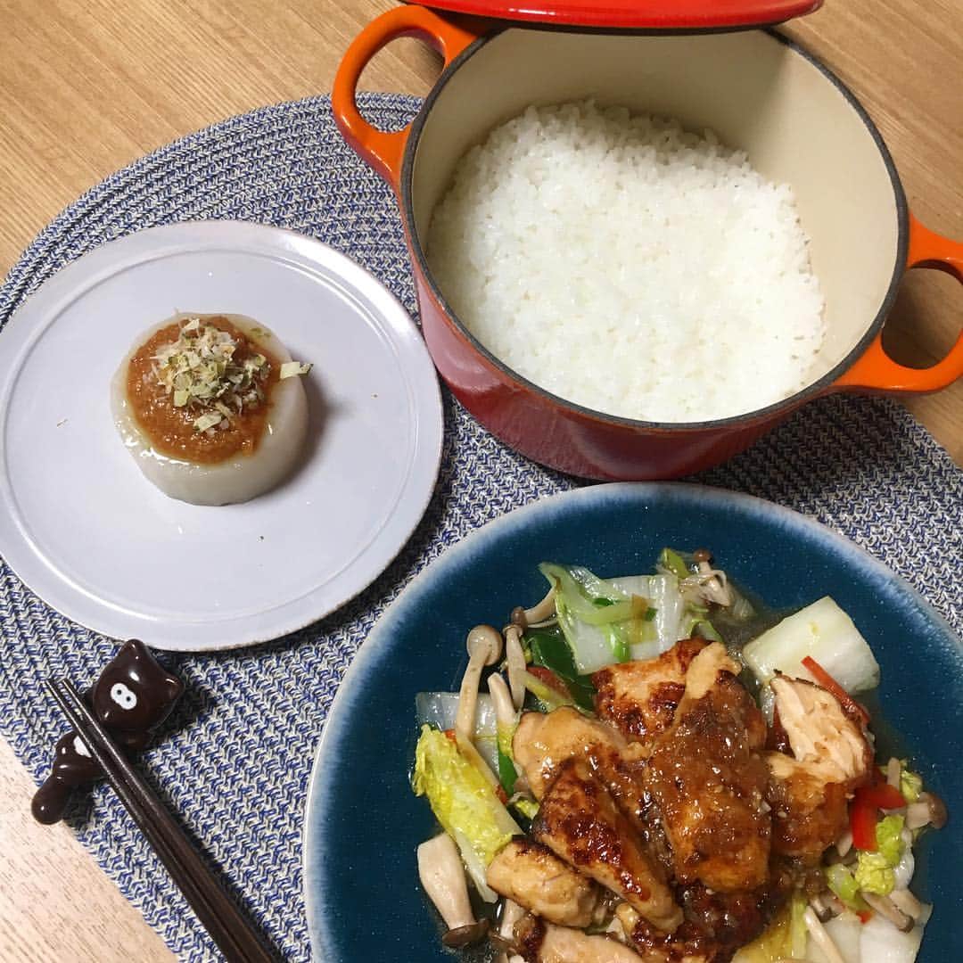 坂元美香さんのインスタグラム写真 - (坂元美香Instagram)「. . 息子の美容院の後、外食しようとしたけど やっぱり家でのんびり食べようということになり… 二人きりだし簡単に済ませようと思ったら、 おかずよりも白米の方が重要らしく ルク鍋で炊いてほしいと🍚. . 白米は重要ね。 炊飯器で炊くのと食べる量が違う。 . . #おうちごはん #坂元家の晩ご飯  #毎日のご飯は豪華でなくていいから全て手作りでありたい #手作りごはん #いつものんきなたぬきくんがいる  #わたしが食べたものの忘備録 #オイシックスレシピのぱくり」12月1日 22時10分 - mika_saka