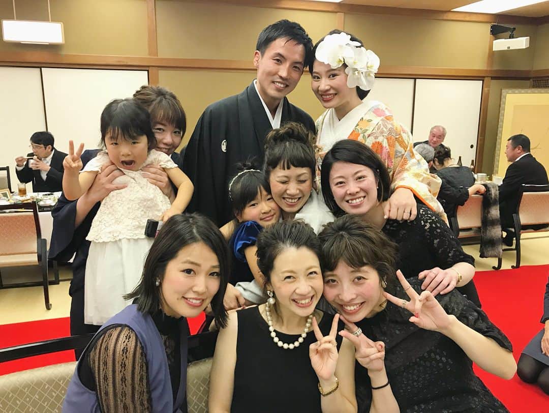 Fushimi natsukiさんのインスタグラム写真 - (Fushimi natsukiInstagram)「愛する 四季っ子。 (いつからかSKGって呼んどるけど)  全員一気に喋るけ、なに言っとるかわからんこと多いし ずーっと笑いすぎてお腹痛すぎ😂 でも いつでもどんなときでも元気で最高に人生楽しんでて明るいみんながだいすき 💋💋 #最後の屏風前のPTA感ほんと何回みても笑える #会長の貫禄がすごい #もちろん副会長も秘書も裏のリーダーも総括もいます #さいこうにだいすき #このうち6人廿高ですね #PTA  #WEDDING #結婚式 #四季が丘 #hiroshima #四季っ子  #miyajima #hiroshima #宮島 #88年」12月1日 22時19分 - fusshan