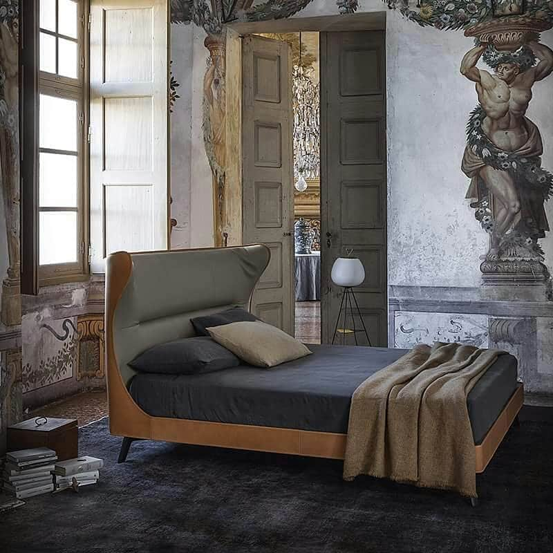 Poltrona Frauさんのインスタグラム写真 - (Poltrona FrauInstagram)「#IlBelDormire Mamy Blue Bed, forme importanti e un design morbido e arrotondato. Dalla testata scultorea alla comodità del materasso, Poltrona Frau ti accoglie nella notte.  #TheBeautifulSleep Mamy Blue Bed, large forms with a soft and rounded design. From a sculptural headboard to a comfortable matress. Poltrona Frau welcomes you to the night.  #PoltronaFrau #InteriorDesign #Design #InteriorDeco #Leather #Interiors」12月1日 22時39分 - poltronafrauofficial