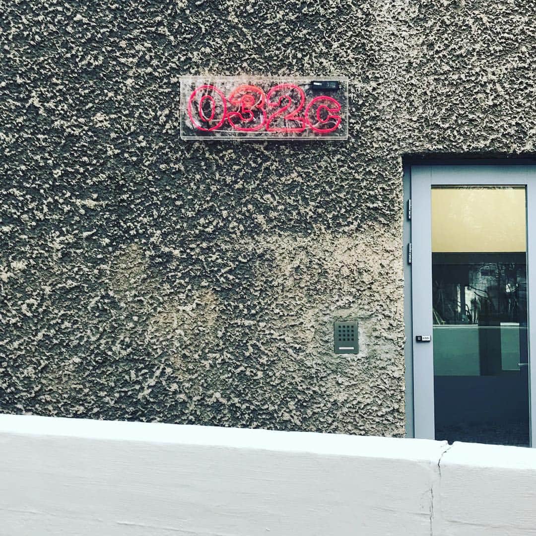 のインスタグラム：「visiting and chilling  #032c #workshop」