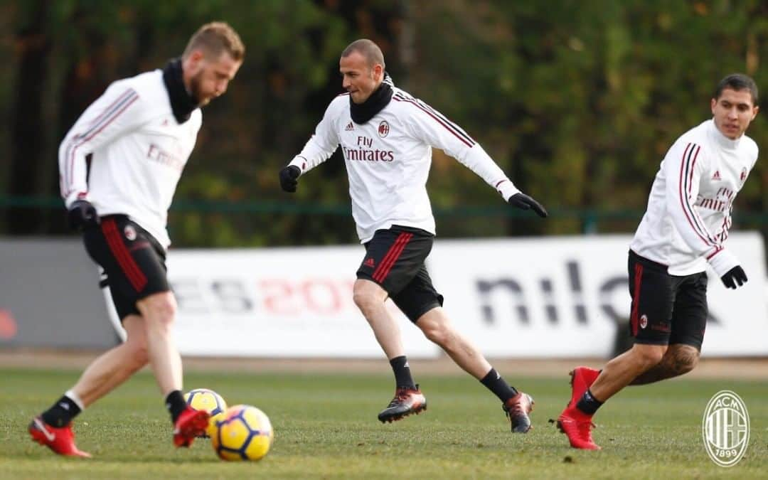 ルカ・アントネッリさんのインスタグラム写真 - (ルカ・アントネッリInstagram)「Training in Milanello 💪🏼 @acmilan @ignazioabate @josemauri5」12月1日 23時50分 - lucaantonelli