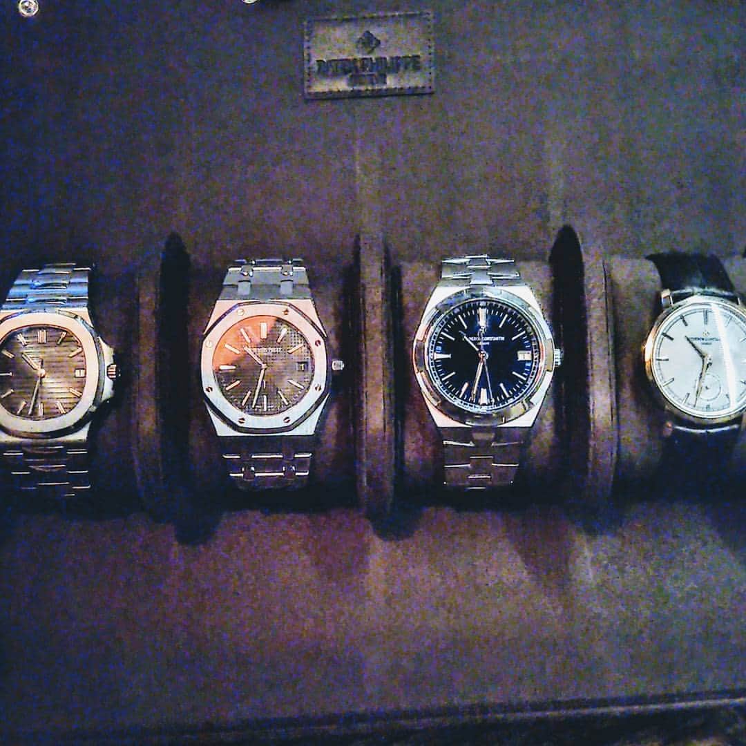 大崎雄太朗のインスタグラム：「腕時計ファン歴15年以上の私としてはこれは凄いひとときでした。😂 世界三大腕時計ブランドのpatek philipe−ﾉｰﾁﾗｽ.vacheron constantin−ｵｰﾊﾞｰｼｰｽﾞとﾄﾗﾃﾞｨｼｮﾅﾙ.Audemars piguet−ｴｸｽﾄﾗｼﾝに加えて孤高の独立系時計メーカーのF.P.ｼﾞｭﾙﾇ.ｽｳﾞﾗﾝを拝めるなんて。 どれも一年待っても手に入らない！！！ patekのブルー文字盤は8年待ちらしい😨 全て買える人がいても全てを正規品でしかも3年でコンプリートする事は困難です。5本合わせて1200万円はしますょ。プレミア付いているモデルばかりなので売ったらもっと高いでしょうね！  抽選でROLEX−デイトナを当てるとか三大時計ブランドのステンレス三本を正規で手に入れる引きの強さハンパないですよ。😁 #patekphilippe #audemarspiguet  #vacheronconstantin #FPjourne #腕時計マニア #世界三大腕時計」