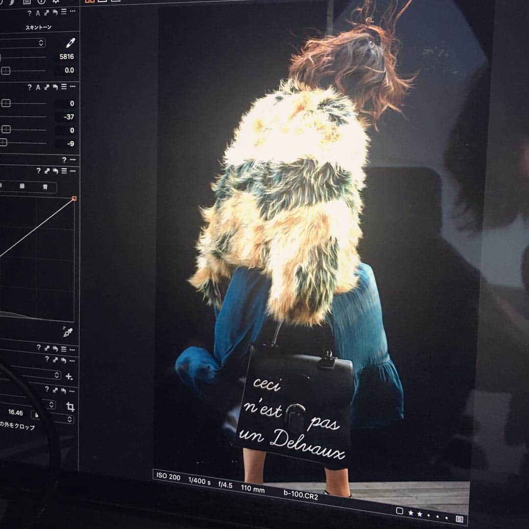 風間ゆみえのインスタグラム：「ネイルにぴったりだわ♡ Stylingのフェイクファージャケットに、mystradaのグリーンドレス  #yumie_k_style」