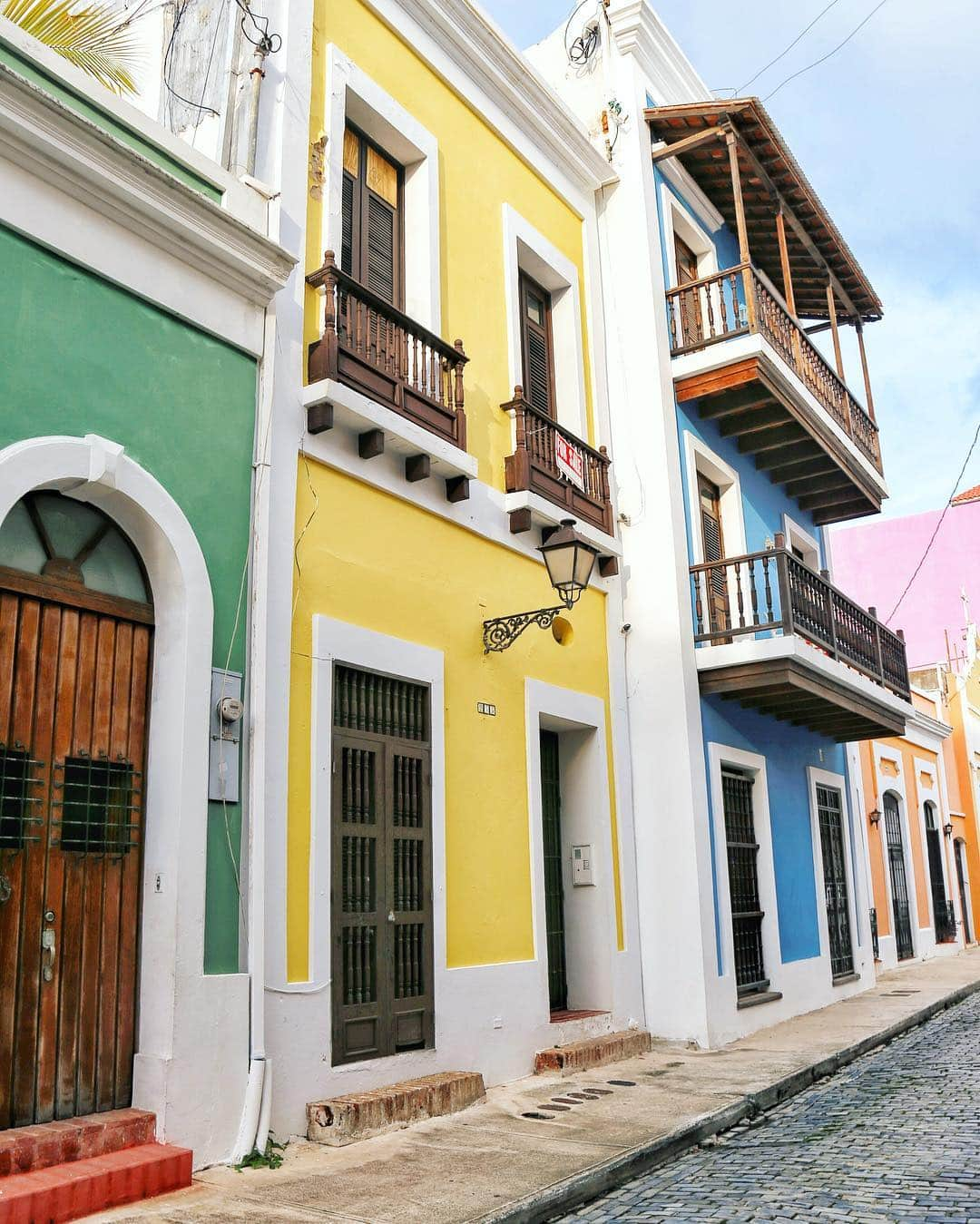 missjetsetterのインスタグラム：「Back in one of my very favorite destinations #SanJuan Puerto Rico with the wonderful team of @seepuertorico 🇵🇷This week I was able to join their amazing team of volunteers on several rebuild projects, and to be a part of Puerto Rico’s comeback💪  Make sure to head over to @dametraveler as I takeover their Instagram Stories for the weekend to share more from our rebuild trip with @seepuertorico 🇵🇷 #PRStrong #PRSeLevanta #MeaningfulTravel #PuertoRico #BePartOfTheComeback」