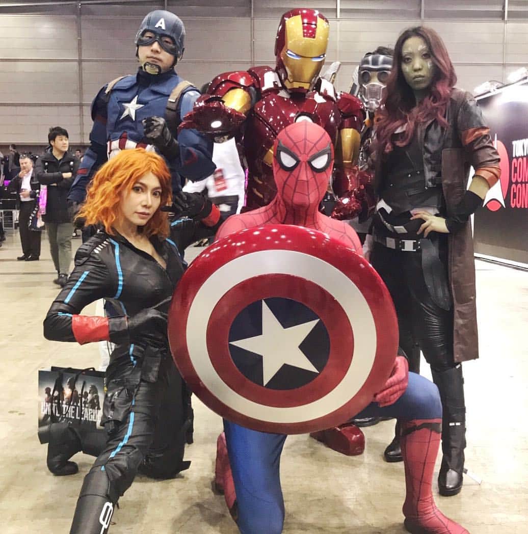 Tokyo Comic Con Tokyo Comic Con Official Account!のインスタグラム：「みなさまおはようございます！ 本日東京コミコン2日目です❗️ 今日から二日間は休日のため、混雑が予想されます！！💦 このアカウントでは、随時現地の情報や、スペシャルゲストの方々の情報をUPしていきますので、皆さまぜひチェックしてください♪  また、「東京コミコンオフィシャルInstagram」と書かれたサインを持って、会場内にいますので、見かけた方はぜひ声をかけてくださいね☝🏽」
