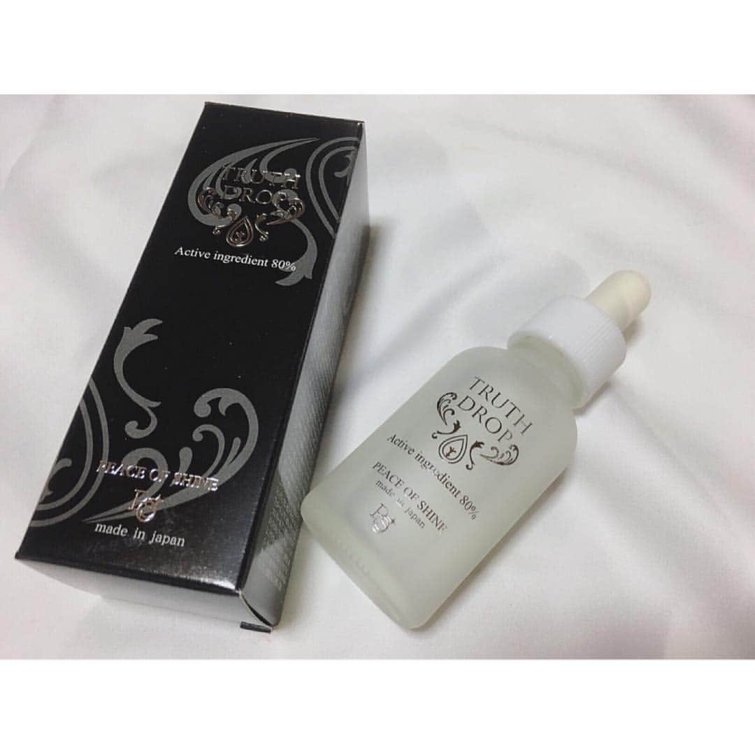 Mihoのインスタグラム：「▼ skincare . . オススメの美容液💓 . まつげ美容液を愛用している @peaceofshine 様から新しく出たトゥルース ドロップ✧ . . これを使い始めて1〜2週間ですが、どんどん肌が綺麗になってきて、肌が綺麗と褒められる率がかなりアップしました😳✨ . . トロッと濃厚で、肌に吸い付くようにしっとり潤いを与えてくれる☺️ . 化粧水の後に、これをハンドプレスでお顔全体に馴染ませるだけ！ . . 頬の赤みがなくなって、毛穴も目立たなくなり、ニキビ跡とかも少しずつ薄くなってきてます(*´ω`*) . . この時期いつも乾燥しまくって粉吹いてたんですが、それもかなりマシになって、お風呂上がりの肌の触った感じも今までと違いすぎて感動してる( ºωº )✨ . . 美容液高いから手出しにくかったのですが、これは本当にめっちゃ良いからずっと使い続けたい💓 . . . @peaceofshine さんの商品はどれも優秀すぎて、化粧水や乳液、下地とか色々出してほしいくらい🤤💕 . . . . #peaceofshine #truthdrop #makeup #beauty #skincare #cosmetics #メイク #美容 #美容液 #スキンケア #ピースオブシャイン #トゥルースドロップ #美肌 #美肌ケア #基礎化粧品 #化粧品 #コスメ」